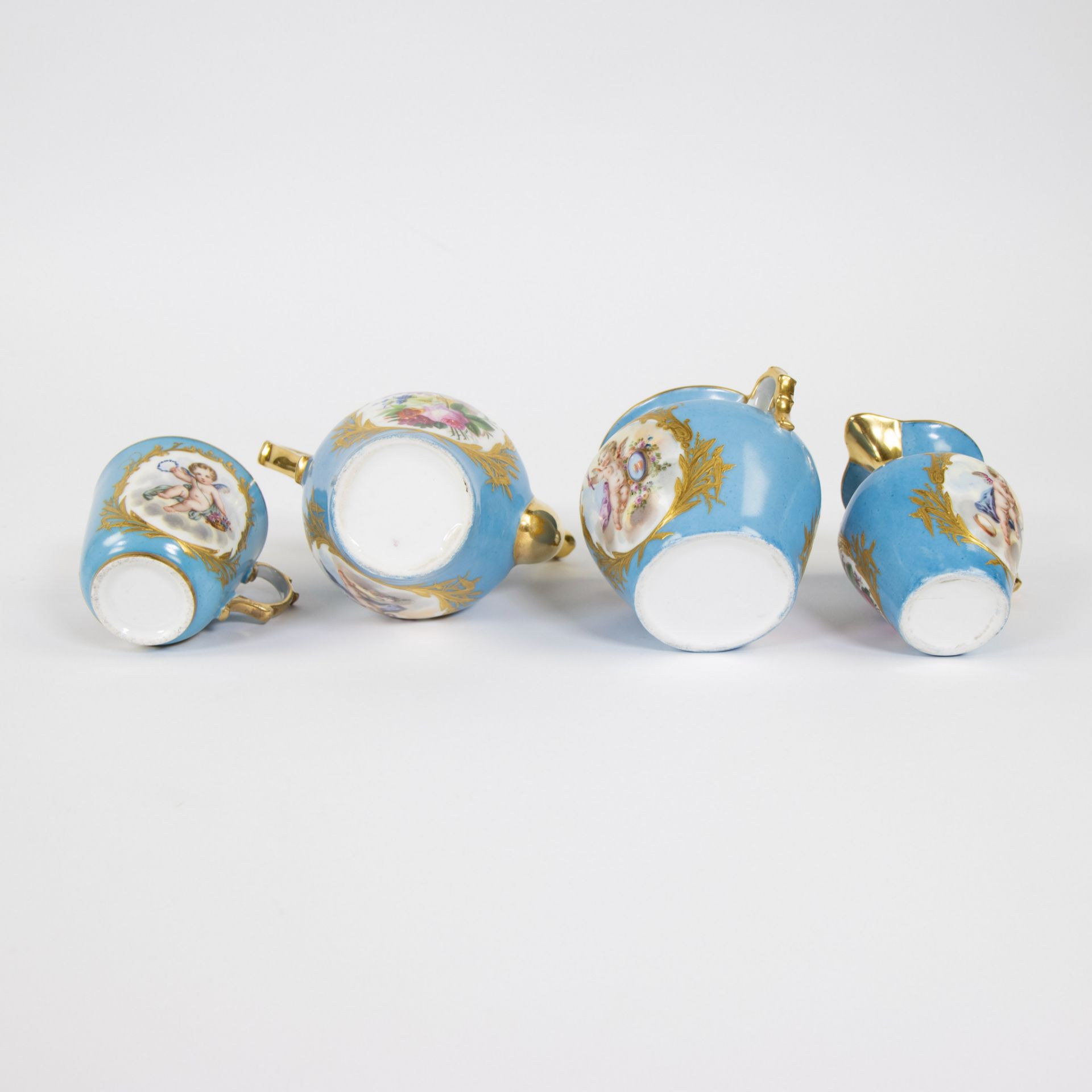 Mokka set solitaire or égoïste in porcelain decorated with cherubs and gold painting, Paris ca 1850 - Image 5 of 5