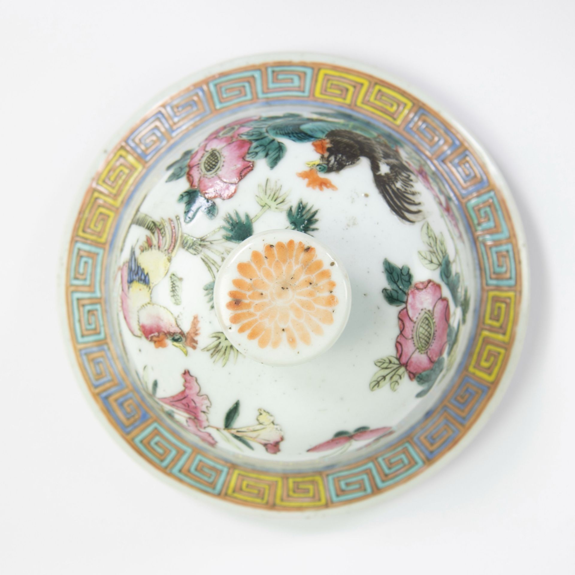 Chinese porcelain jar and its cover decorated in polychrome enamels with roosters and peonies. Late  - Bild 5 aus 8