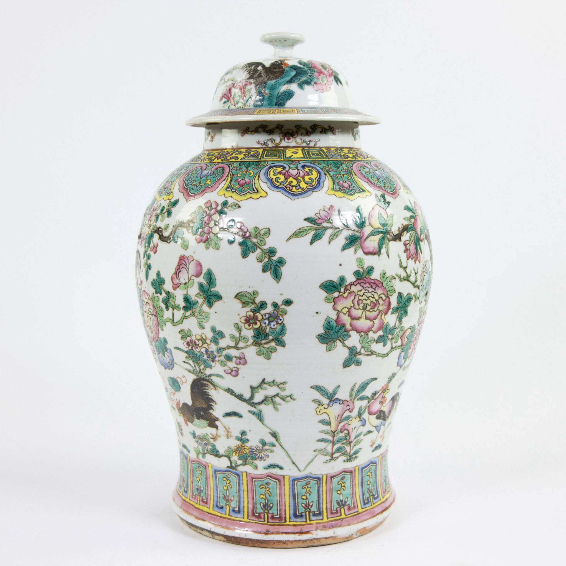 Chinese porcelain jar and its cover decorated in polychrome enamels with roosters and peonies. Late  - Bild 4 aus 8