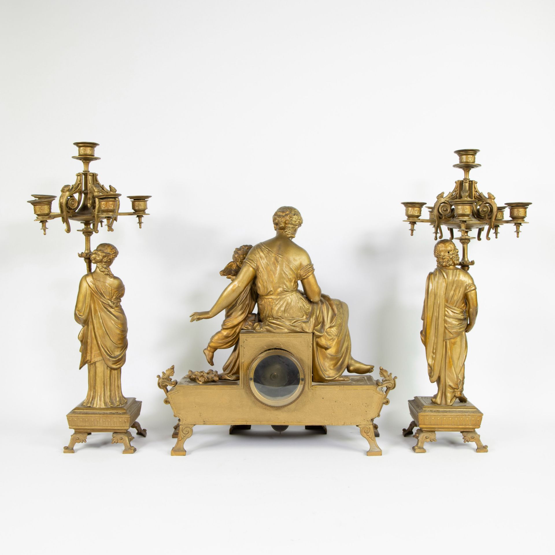 Imposing 19th century matte gold plated mantel clock decor seated woman with amaretto and 2 cariatid - Image 3 of 4