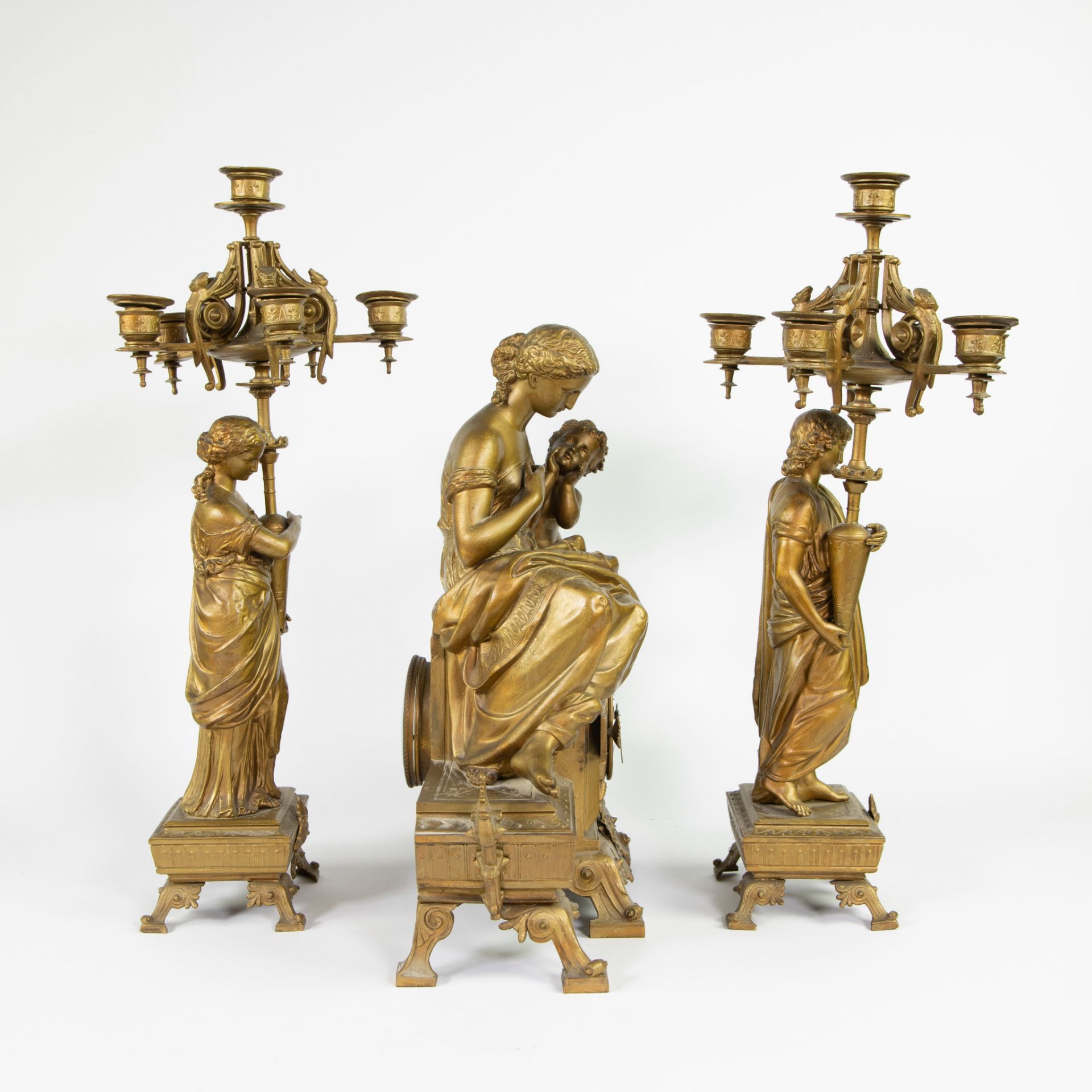 Imposing 19th century matte gold plated mantel clock decor seated woman with amaretto and 2 cariatid - Image 2 of 4