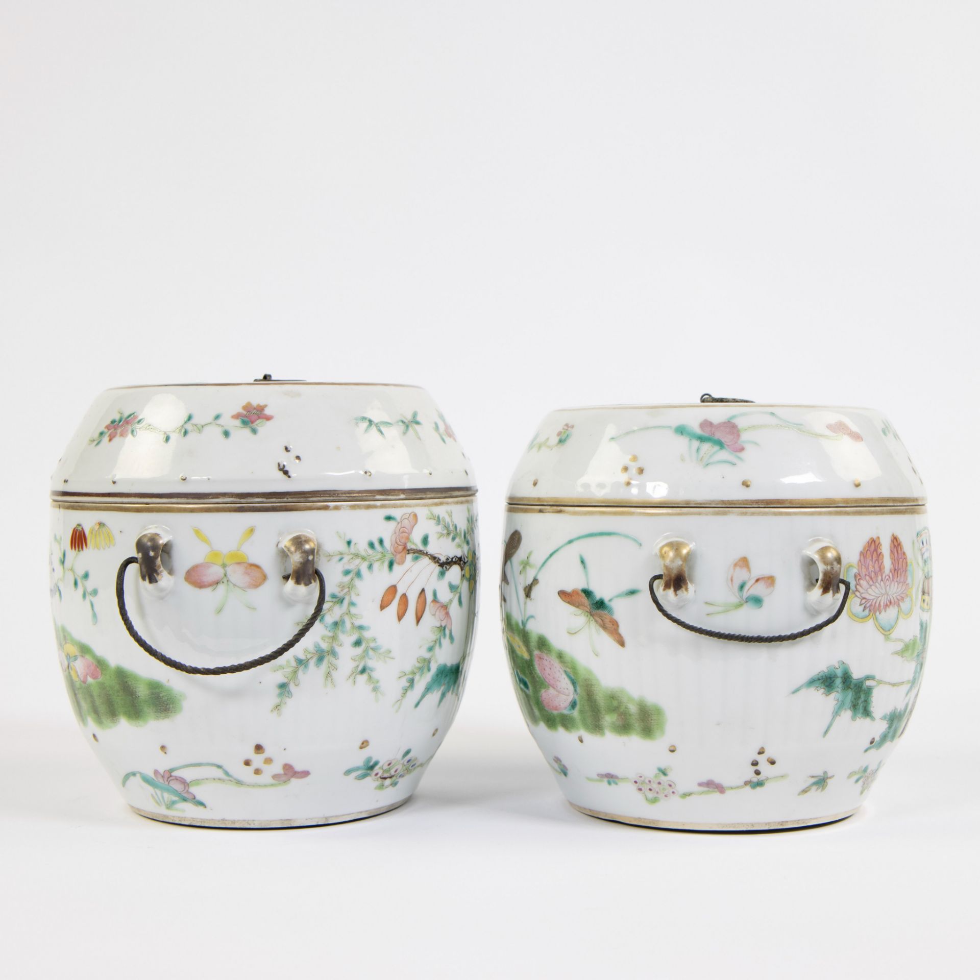 Pair of Chinese famille verte lidded jars decorated with butterflies, 18th C - Image 3 of 8