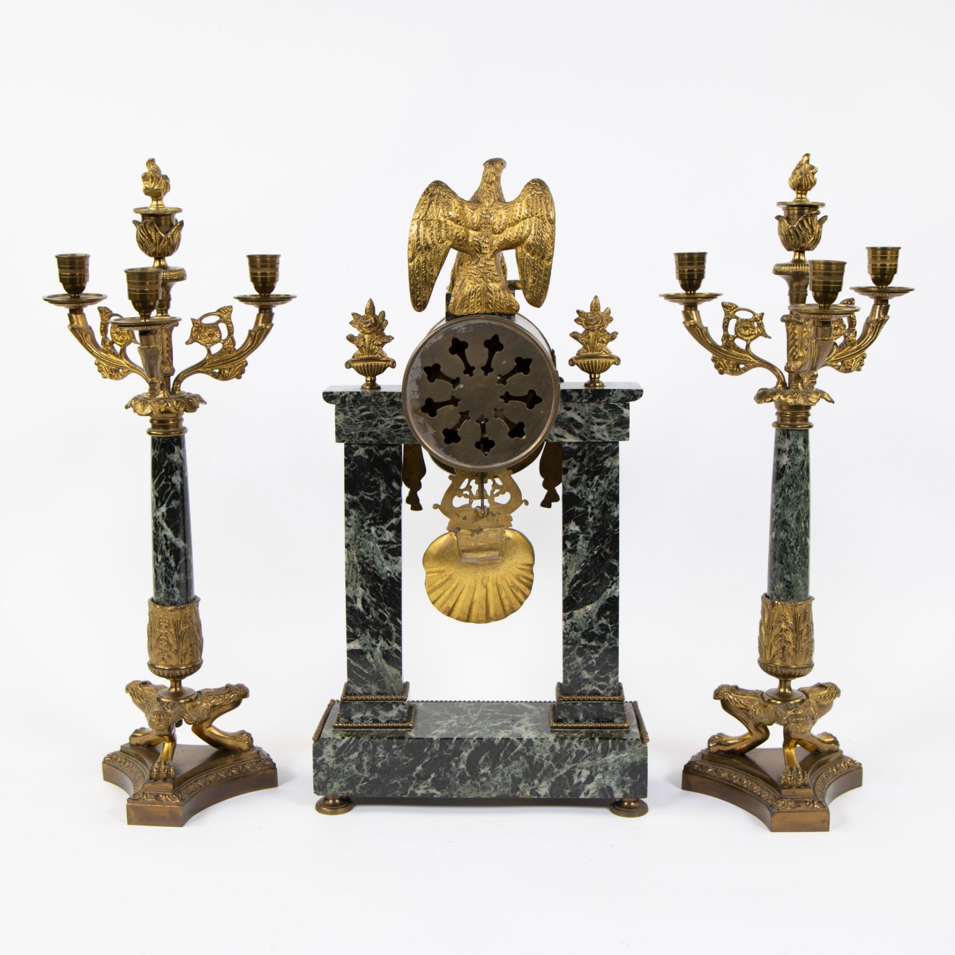 French green veined marble column clock decorated with eagle and 2 candlesticks with 4 light points, - Image 3 of 4