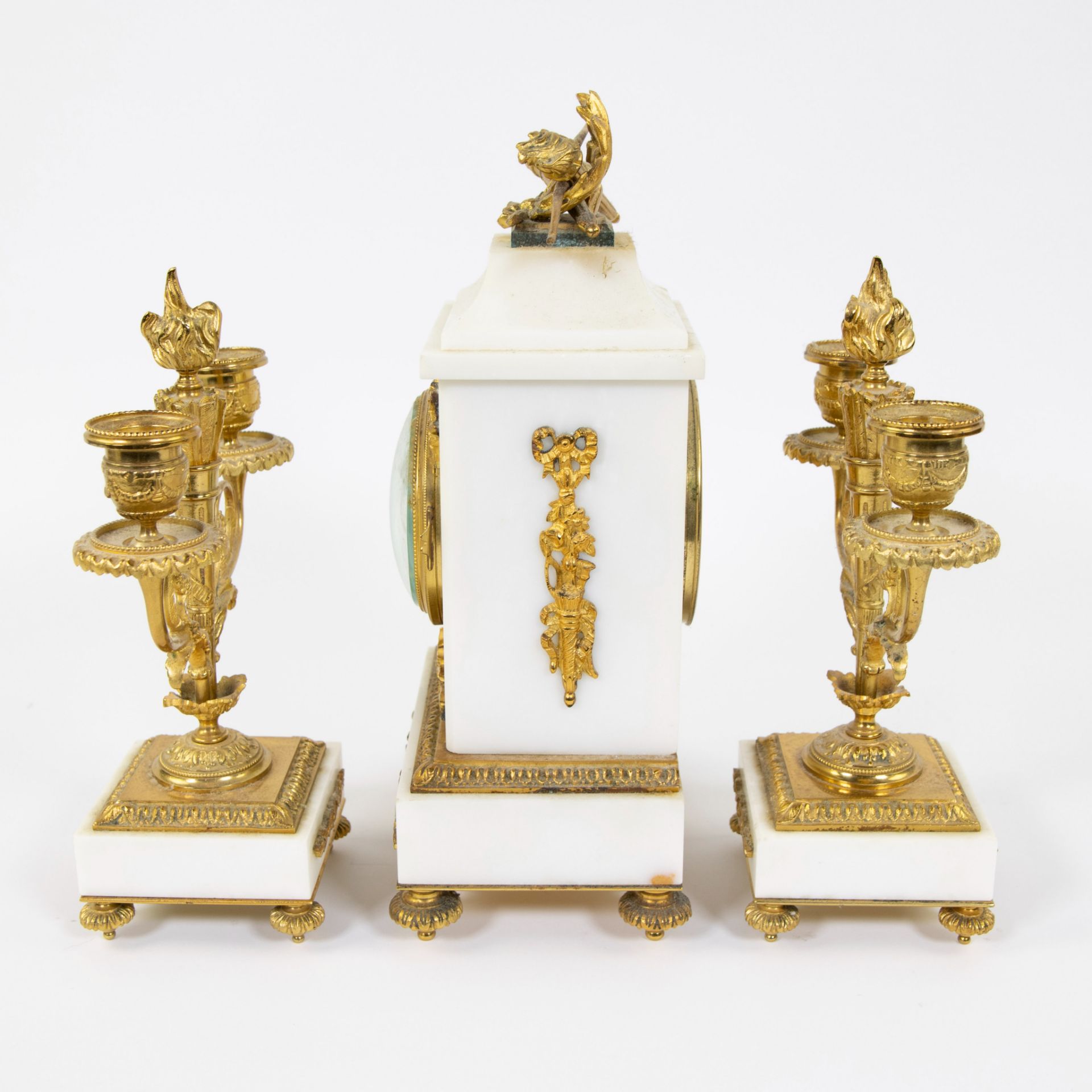 White marble clock with gilded bronze fittings, Louis XVI, dial signed Maple & Co Paris - Image 3 of 5