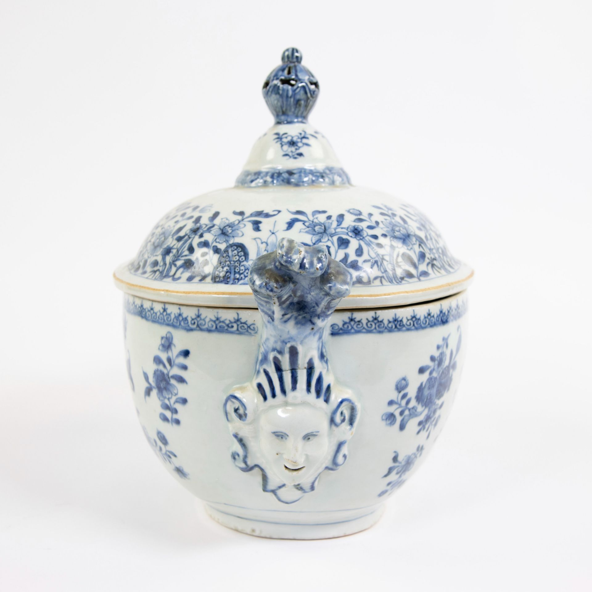 Chinese porcelain tureen and its cover and dish, Qianlong period, 18th century. Sculptural mascaron  - Bild 5 aus 11