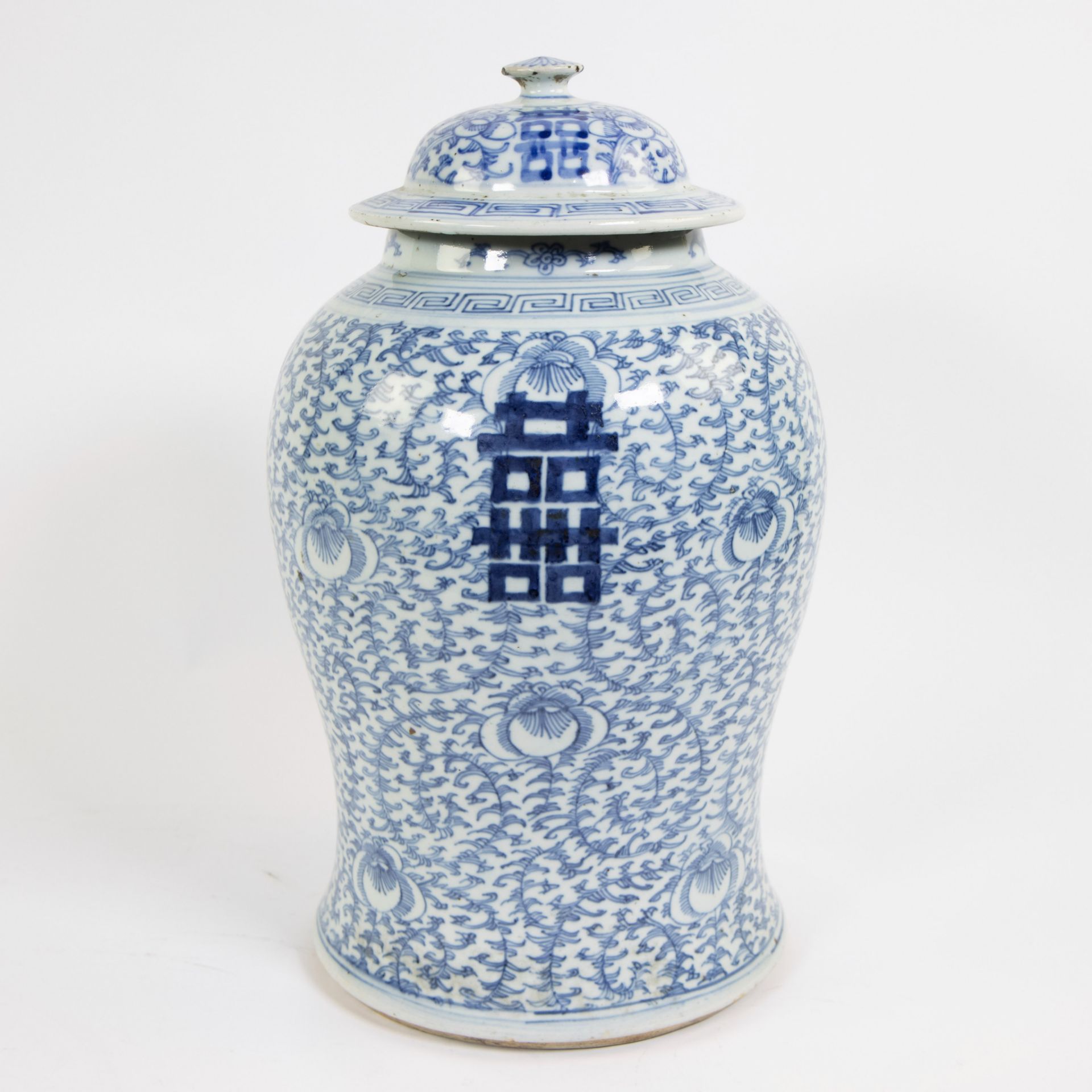 A blue and white Chinese celadon porcelain vase and cover, 19th C. - Image 3 of 8