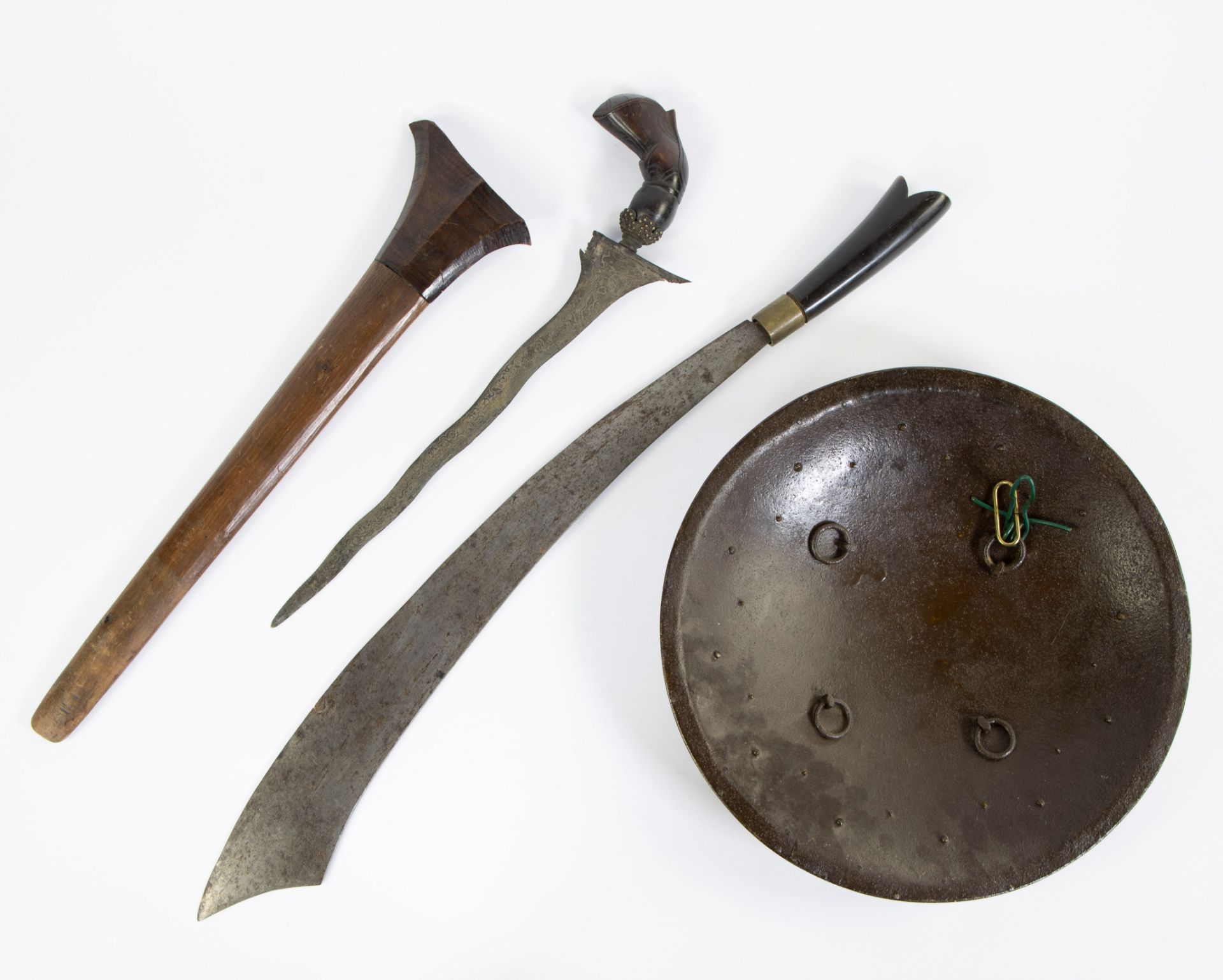 An Indonesian keris, a klewang and a shield - Image 2 of 2