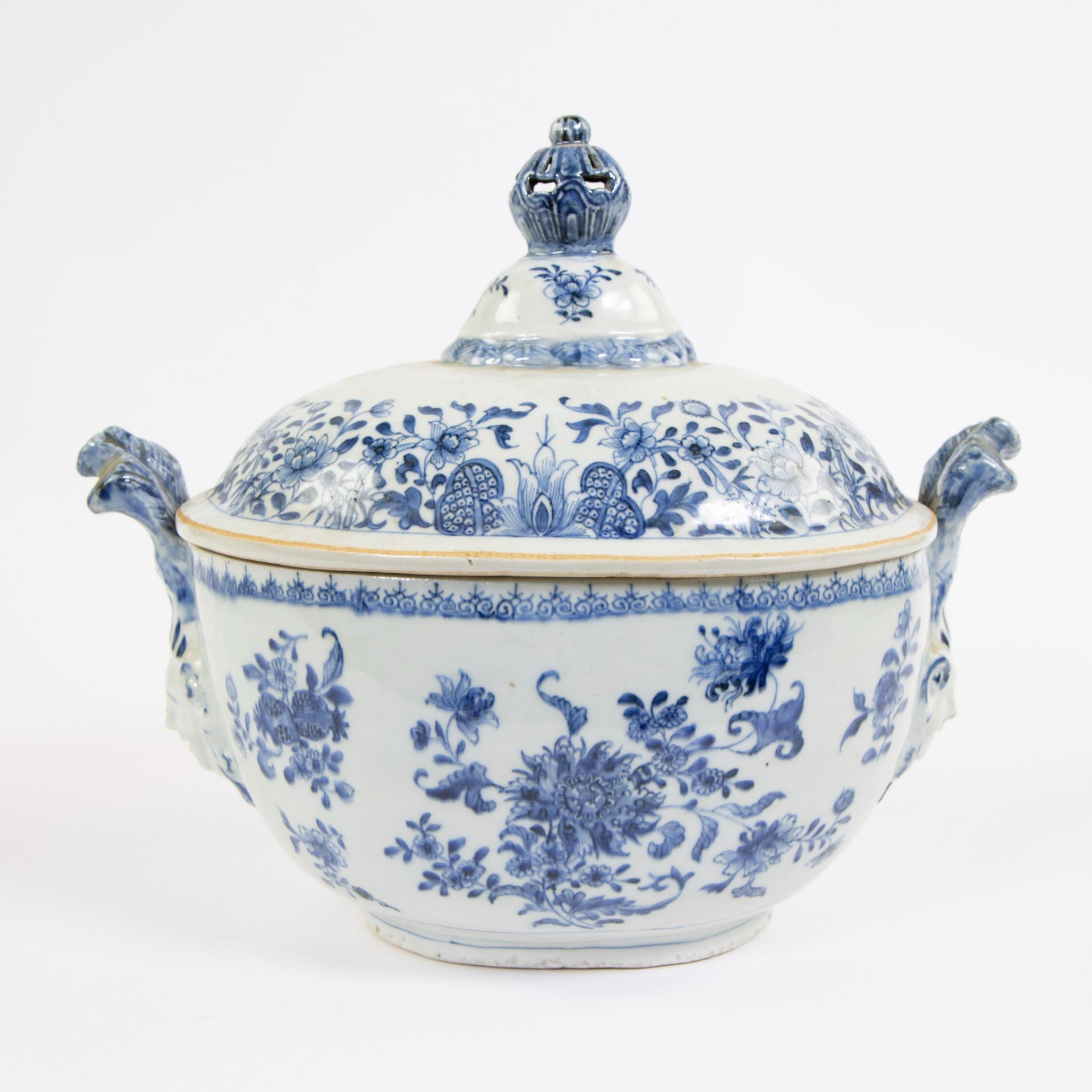 Chinese porcelain tureen and its cover and dish, Qianlong period, 18th century. Sculptural mascaron  - Bild 4 aus 11