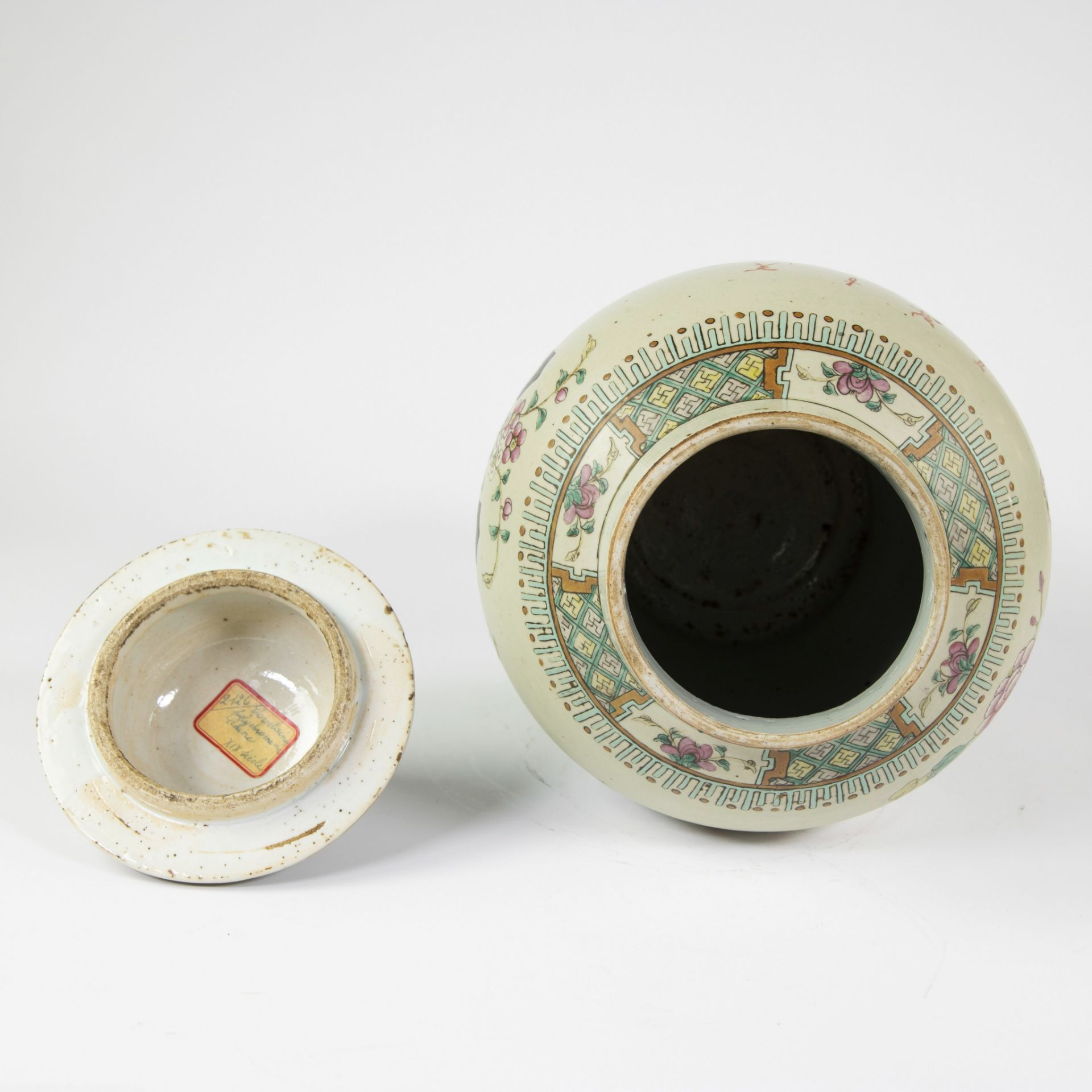 Chinese porcelain lidded jar famille rose decorated with polychrome enamels - Image 9 of 12