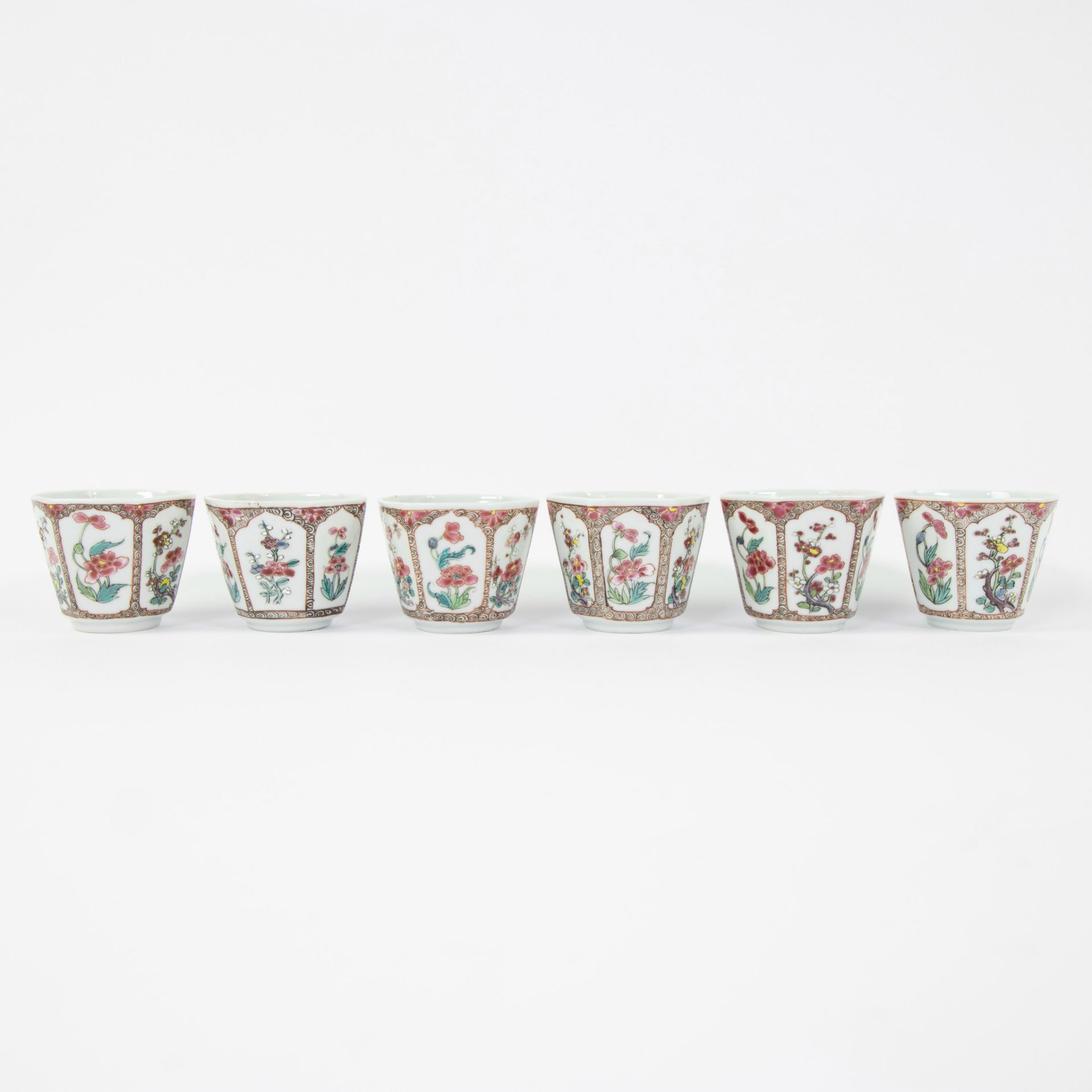 Set of six famille rose cups with their saucers and covers, decorated with flowers and blossom withi - Bild 6 aus 11