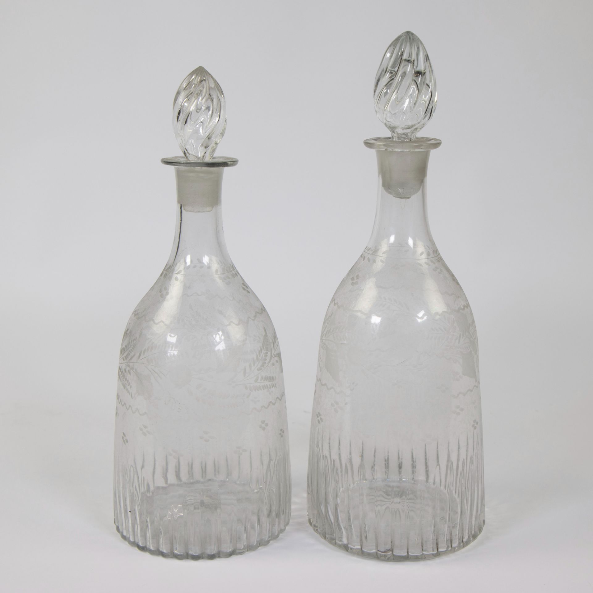 Lot glassware, 2 engraved decanters ca 1830 - Image 2 of 6