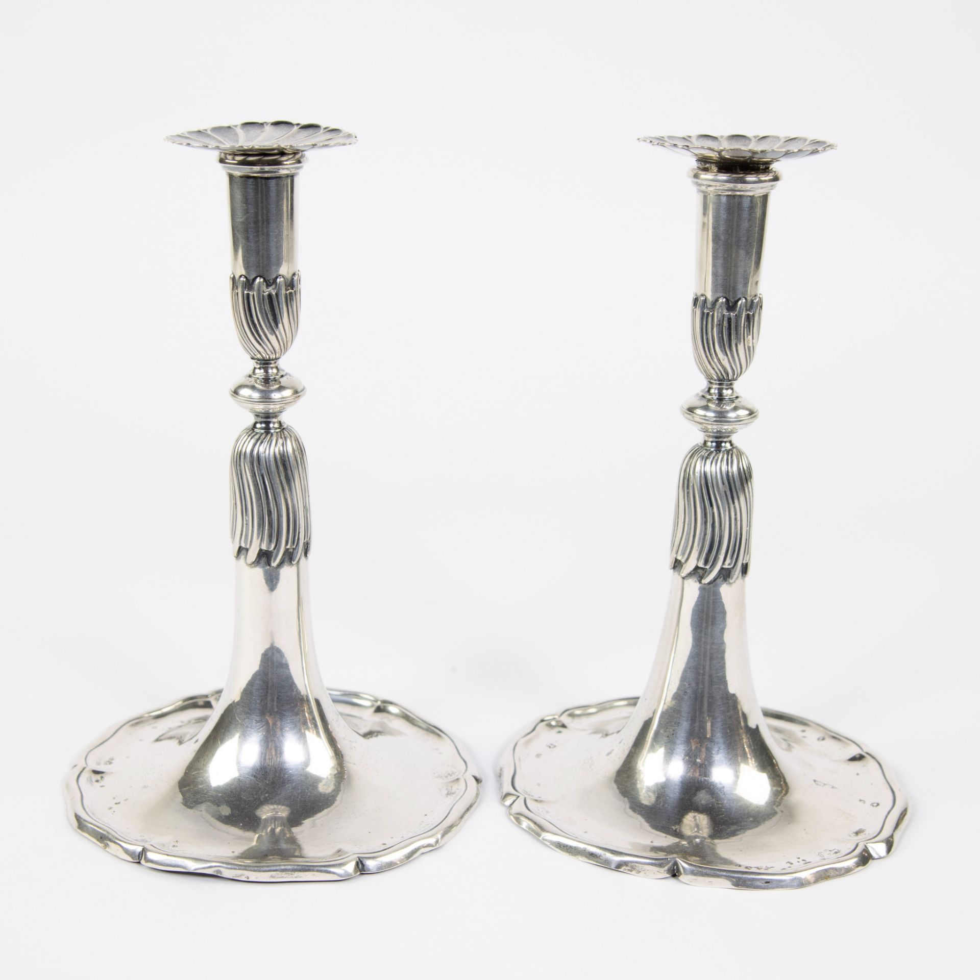Pair of silver trumpet candlesticks, with hallmarks. - Bild 3 aus 5