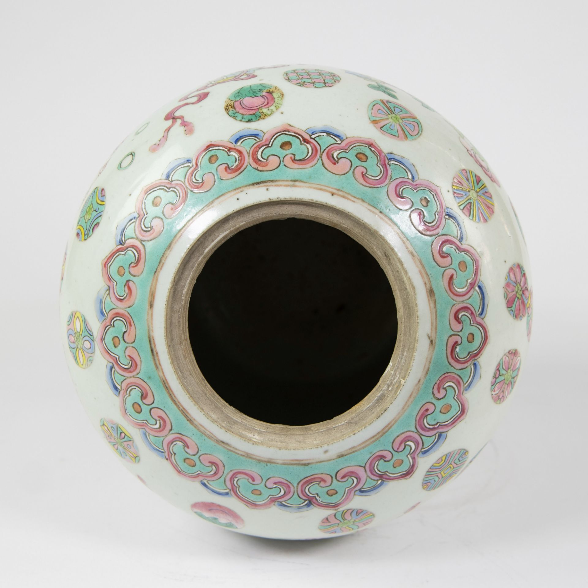 Chinese famile rose jar and its cover decorated with precious objects and a variety of decorative ro - Image 10 of 11