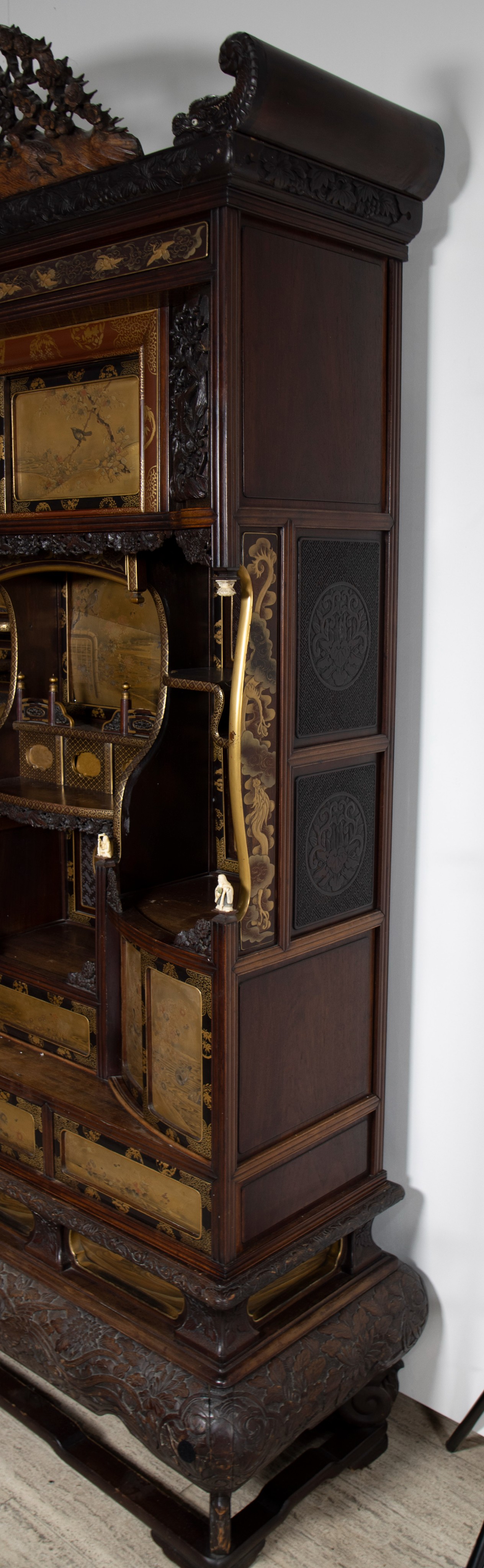 A superb large Shodana cabinet with gold lacquered panels and doors, with open carved crest and frie - Image 6 of 7