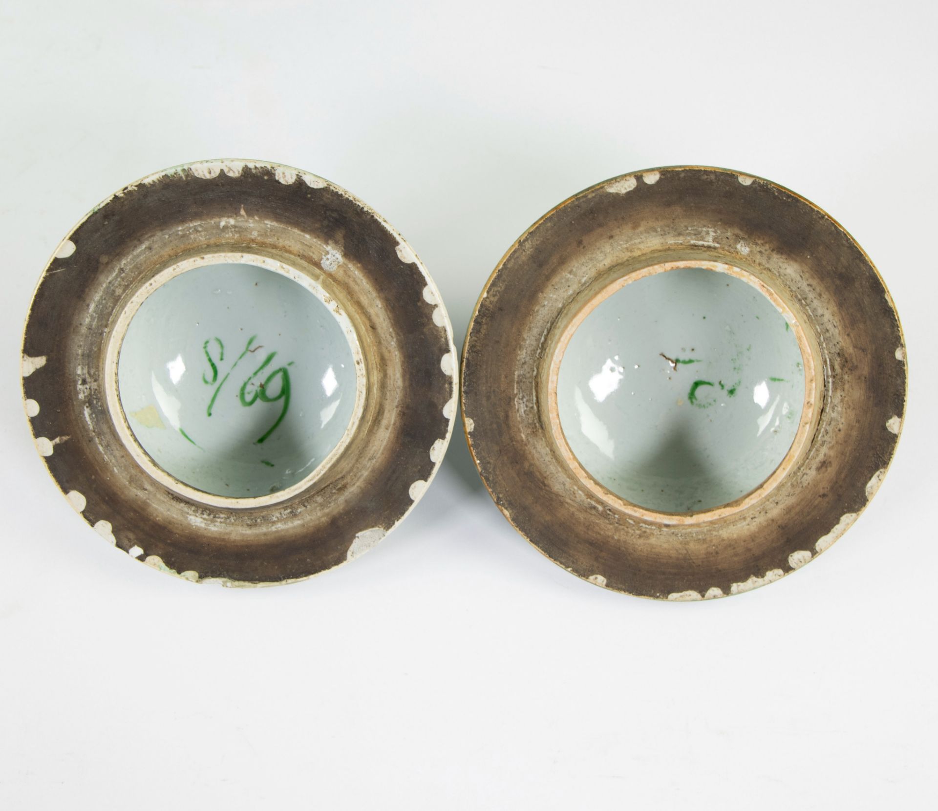 Pair of Chinese baluster shaped jars and their covers symmetrically decorated in fencai enamels depi - Image 10 of 12