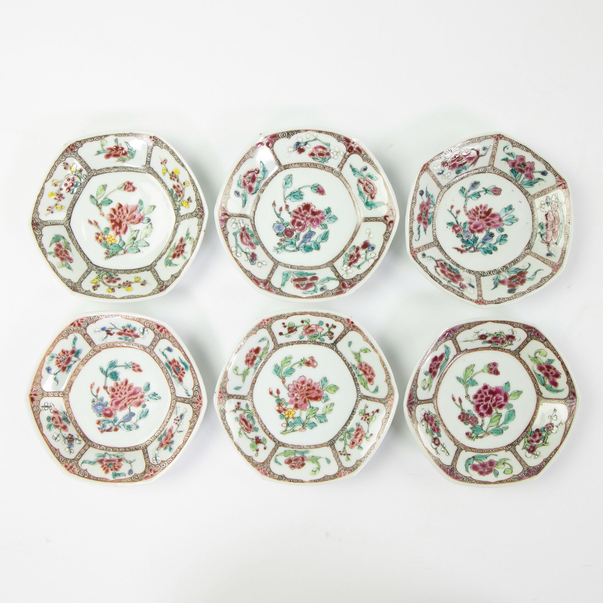 Set of six famille rose cups with their saucers and covers, decorated with flowers and blossom withi - Bild 4 aus 11