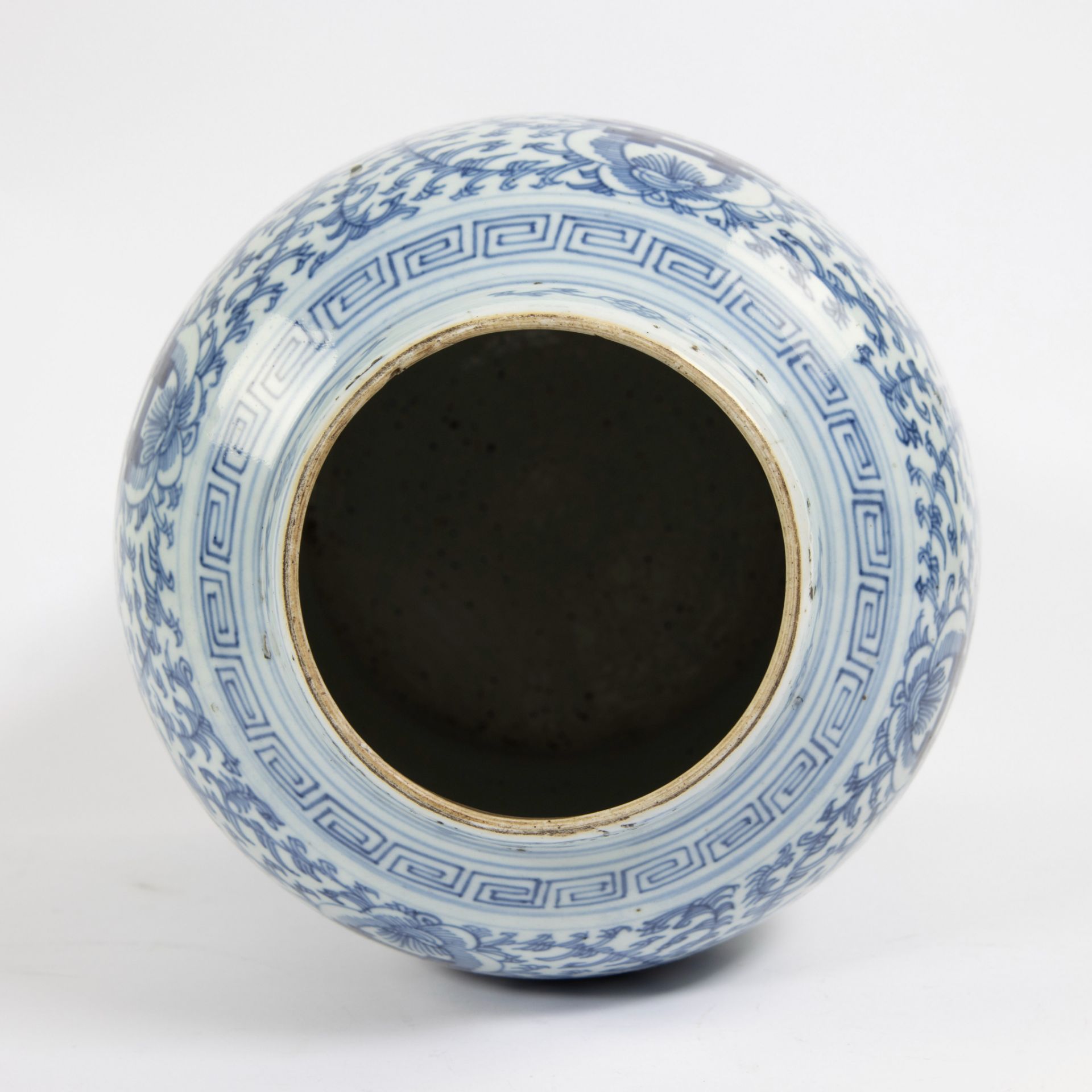A blue and white Chinese celadon porcelain vase and cover, 19th C. - Image 7 of 8