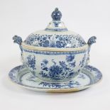 Chinese porcelain tureen and its cover and dish, Qianlong period, 18th century. Sculptural mascaron