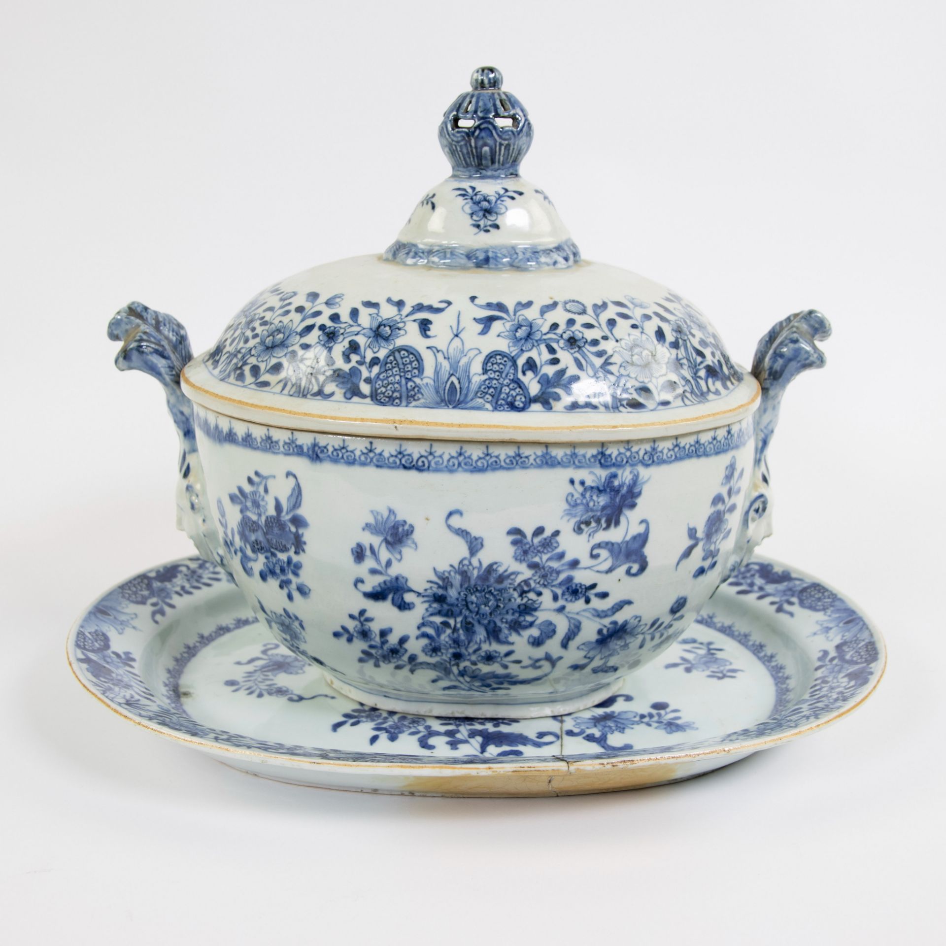 Chinese porcelain tureen and its cover and dish, Qianlong period, 18th century. Sculptural mascaron 