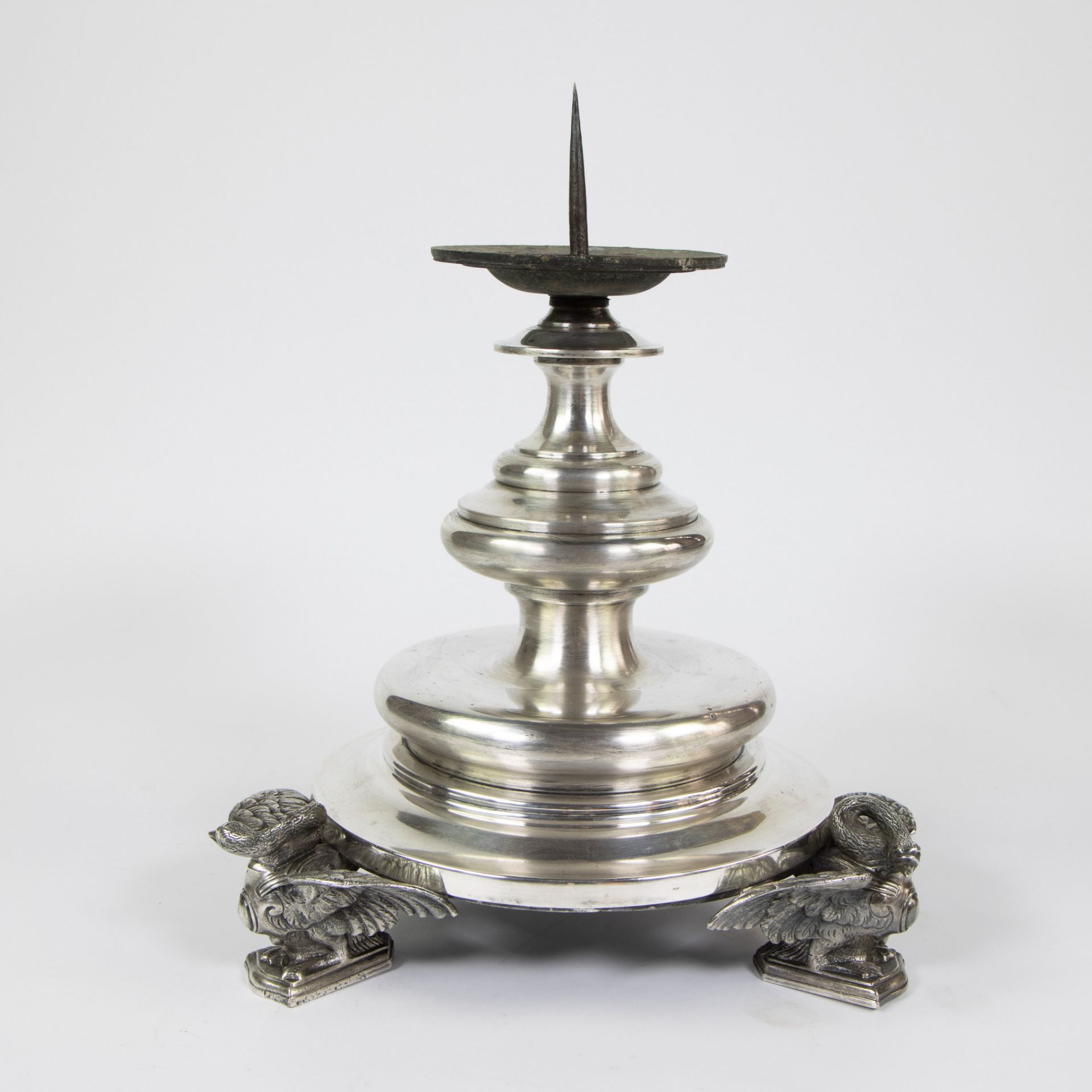 Silver plated candlestick with three swans as legs - Image 4 of 5