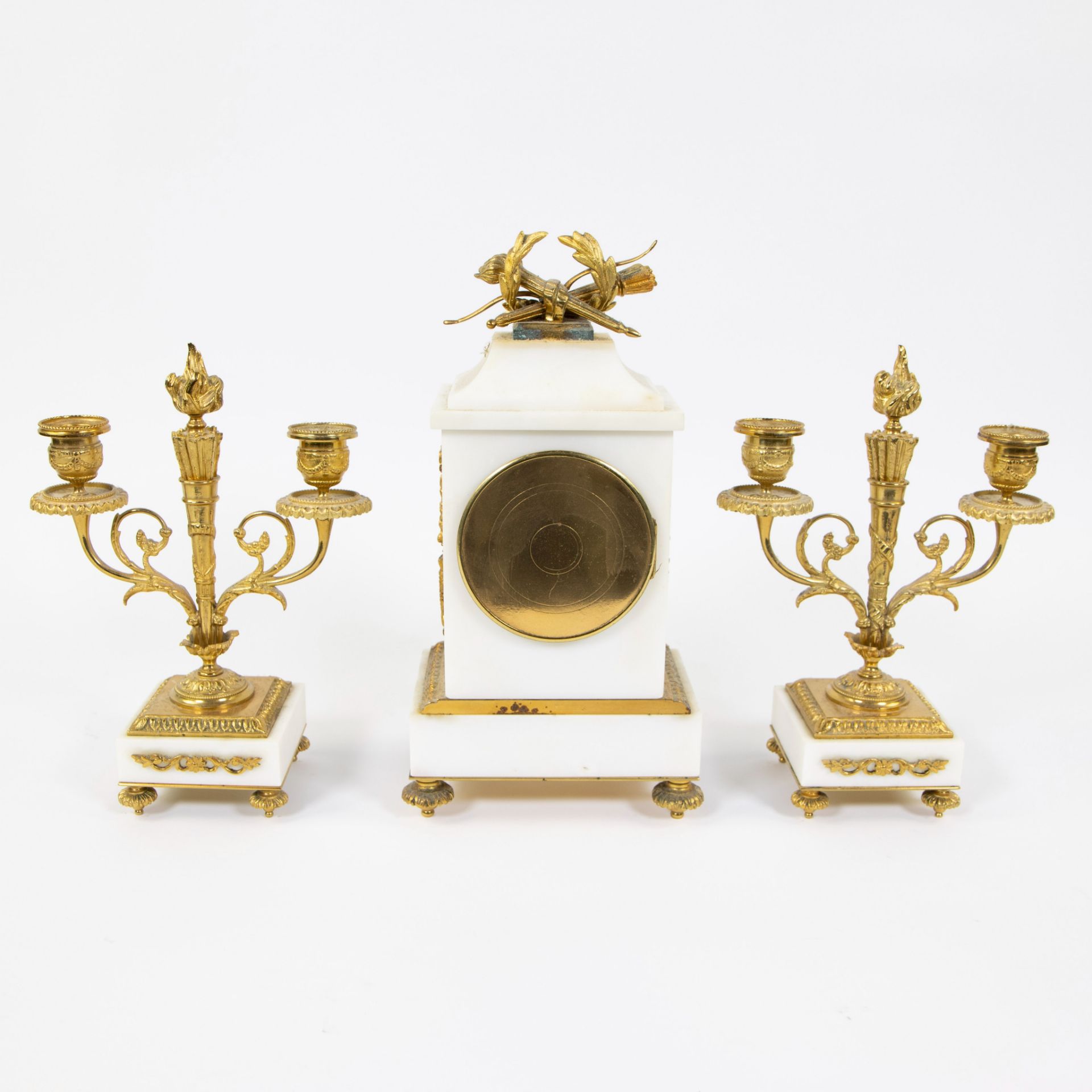 White marble clock with gilded bronze fittings, Louis XVI, dial signed Maple & Co Paris - Image 4 of 5