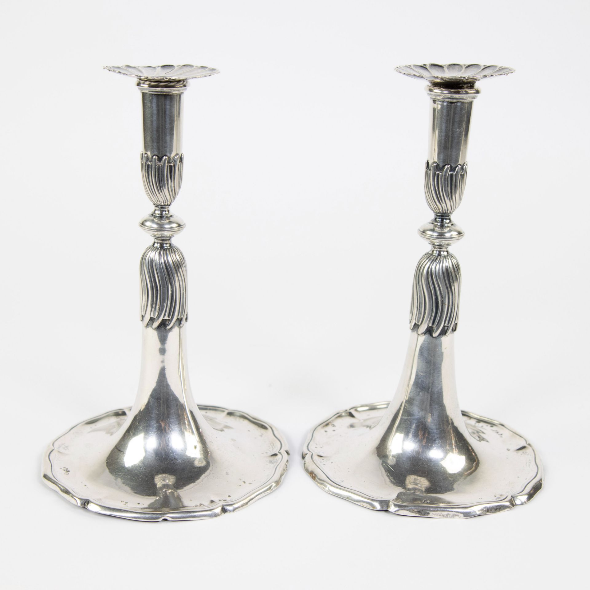 Pair of silver trumpet candlesticks, with hallmarks. - Bild 2 aus 5
