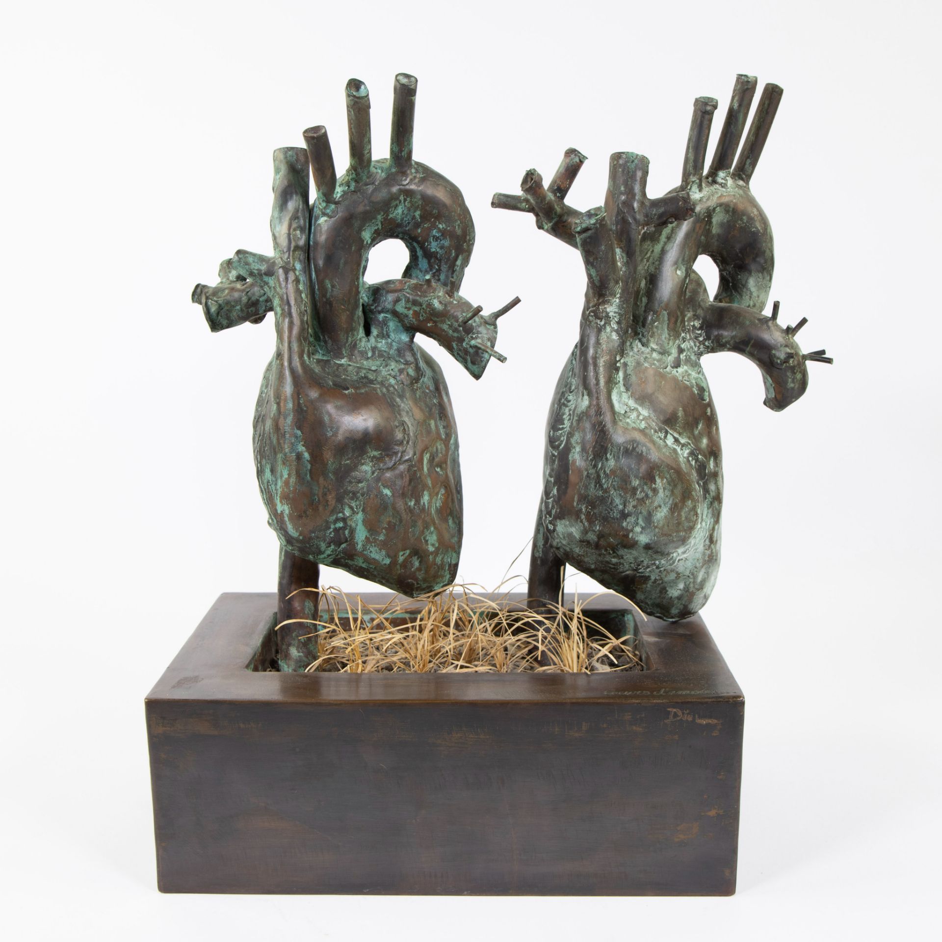 Coeur d'amour, 2 patinated bronze hearts, signed.