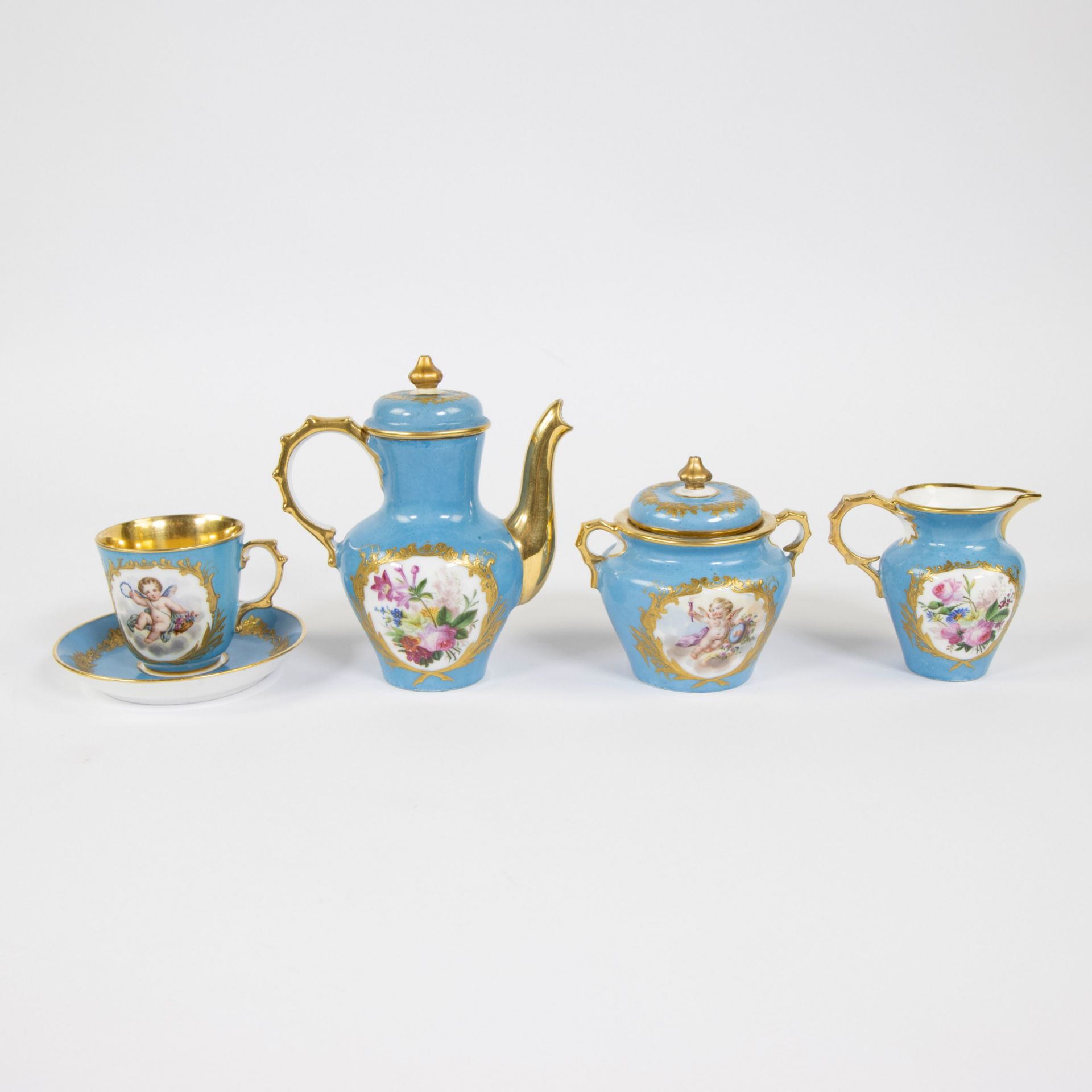 Mokka set solitaire or égoïste in porcelain decorated with cherubs and gold painting, Paris ca 1850