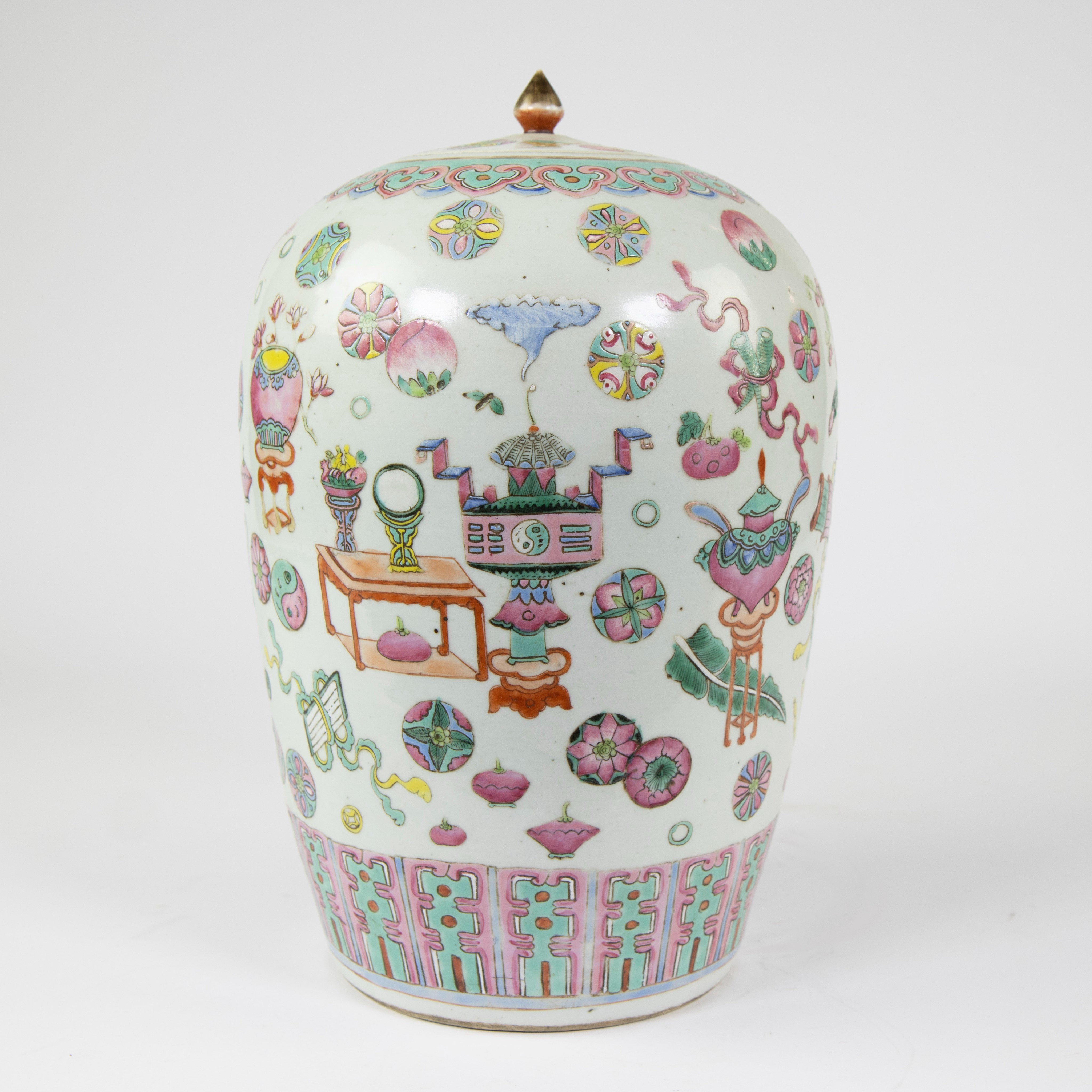 Chinese famile rose jar and its cover decorated with precious objects and a variety of decorative ro - Image 6 of 11