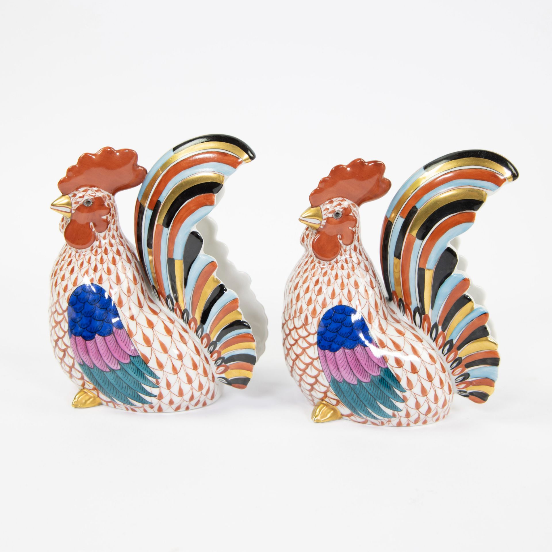 Pair of Herend roosters in porcelain hand-painted decoration in gold-green-blue-black-pink. marked. - Image 2 of 8