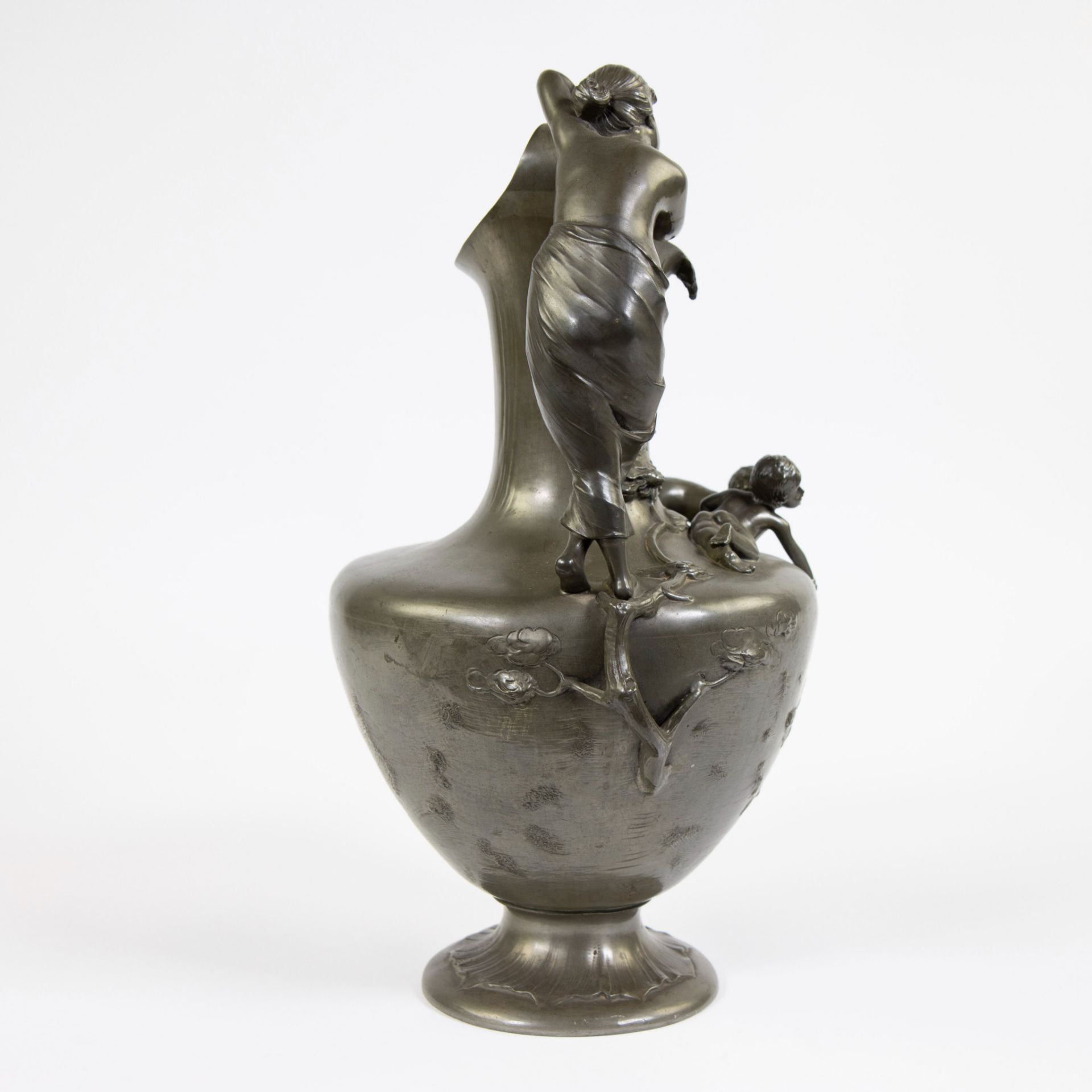 Pewter jug decorated with a dreaming girl and splened children, signed Moreau - Image 5 of 5