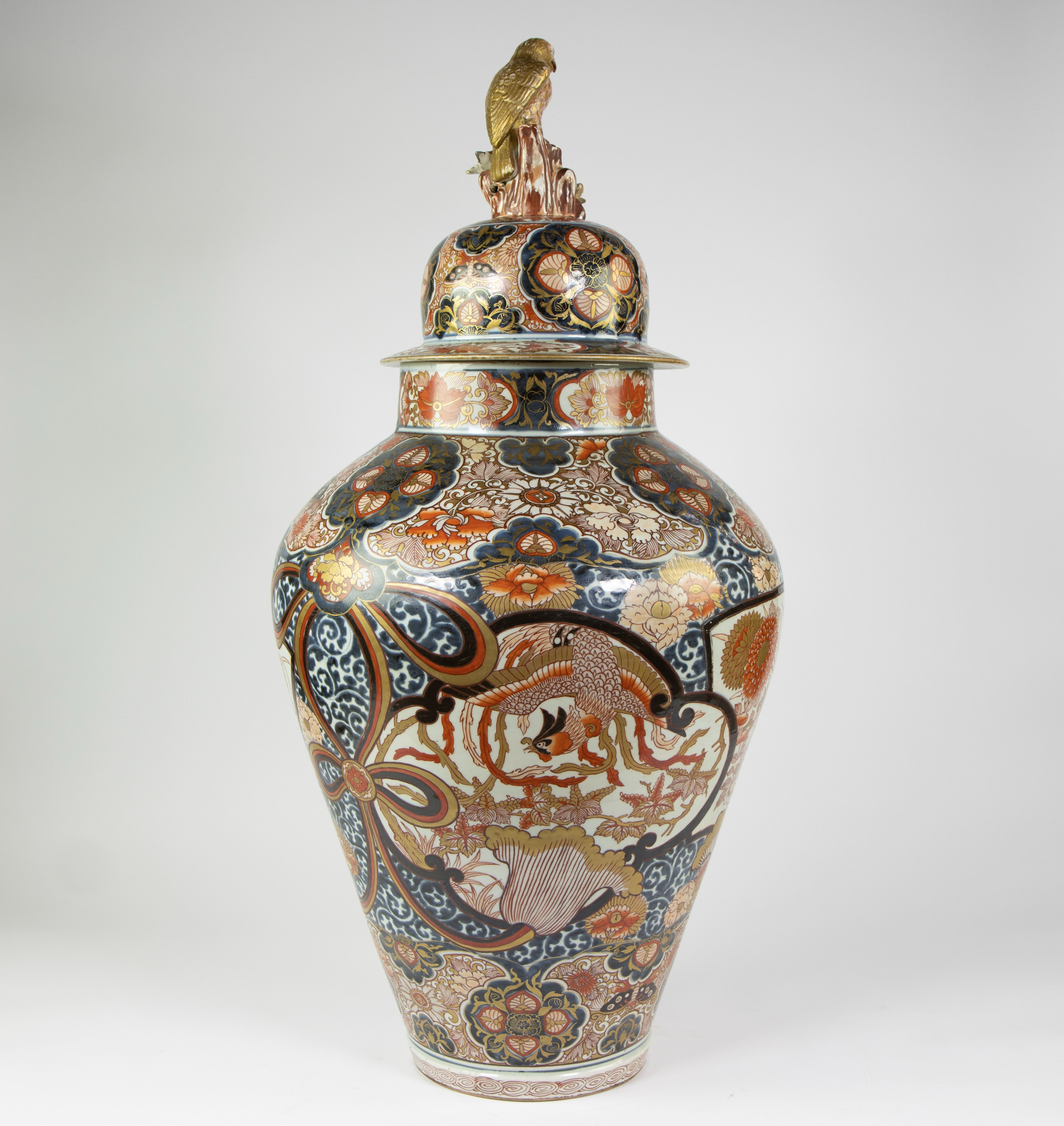 Very large Japanese porcelain jar and its cover, decorated imari enamels with phoenix, chrysanthemum - Image 5 of 12