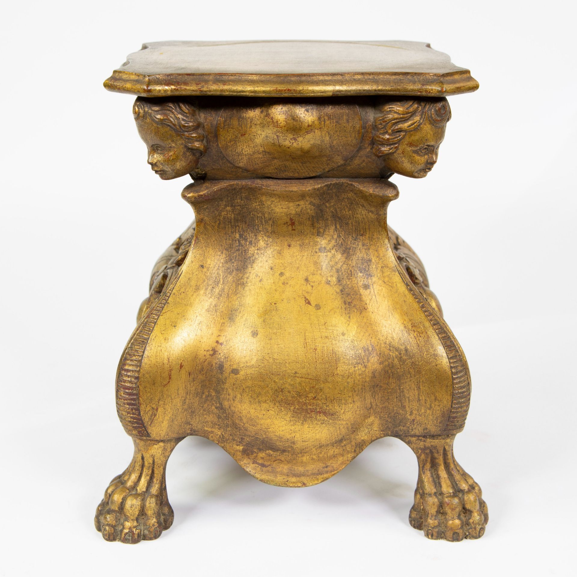 Gilded wooden pedestal with a statue of an eagle in patinated plaster, after the 18th century Italia - Image 4 of 5