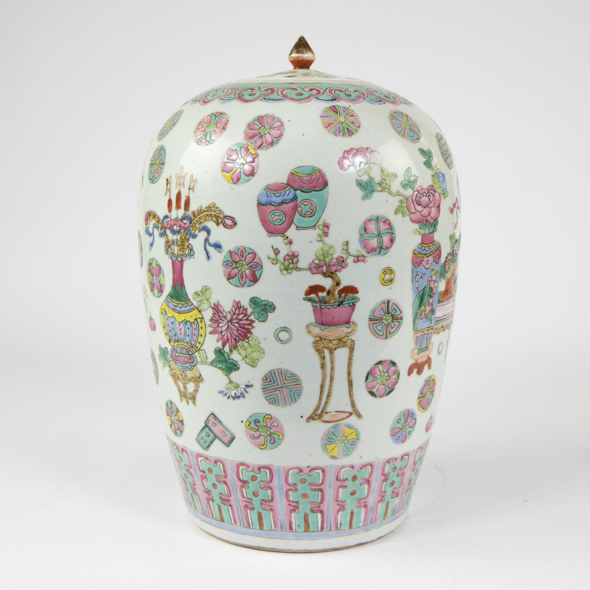 Chinese famile rose jar and its cover decorated with precious objects and a variety of decorative ro - Image 2 of 11