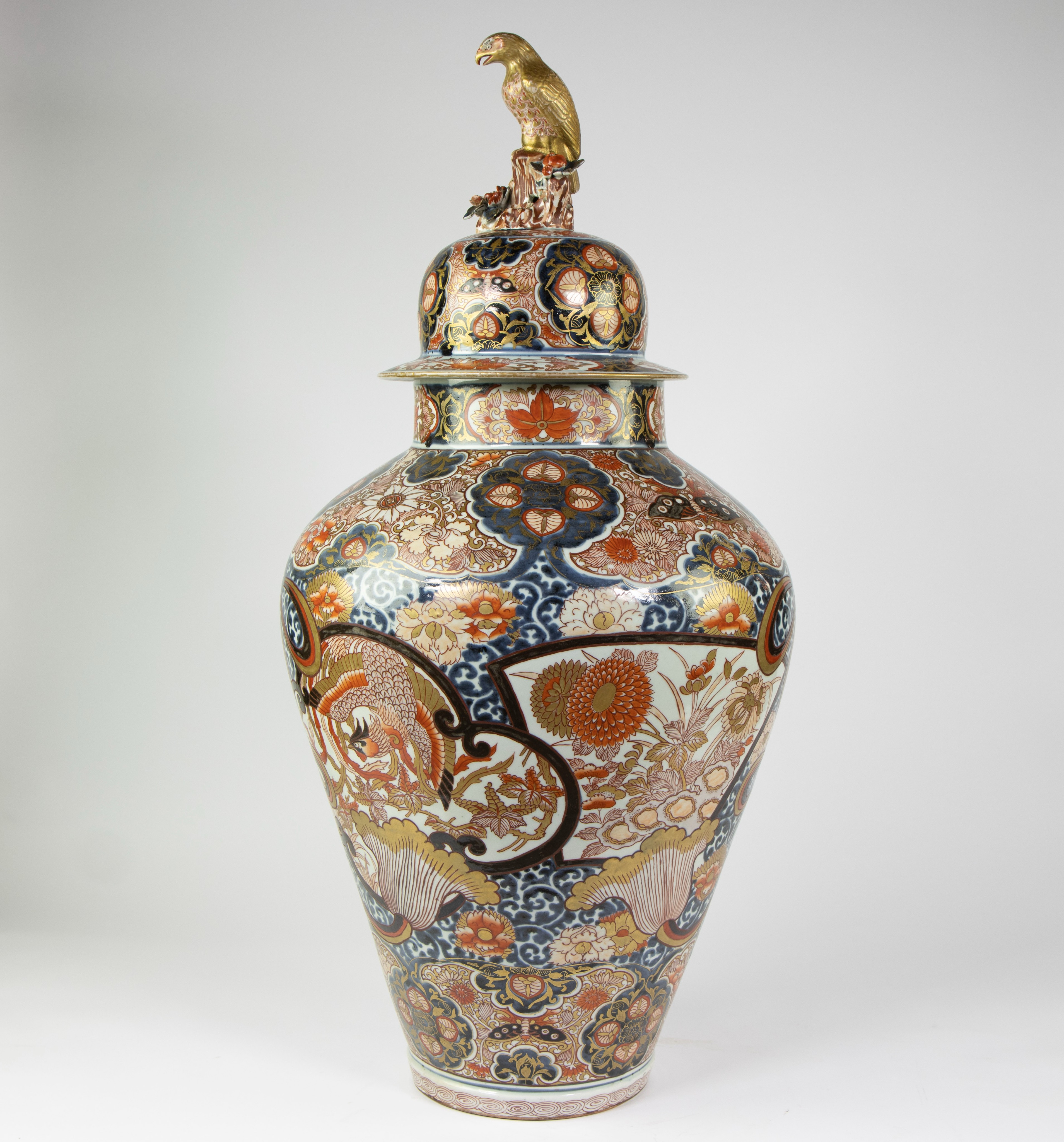 Very large Japanese porcelain jar and its cover, decorated imari enamels with phoenix, chrysanthemum - Image 2 of 12