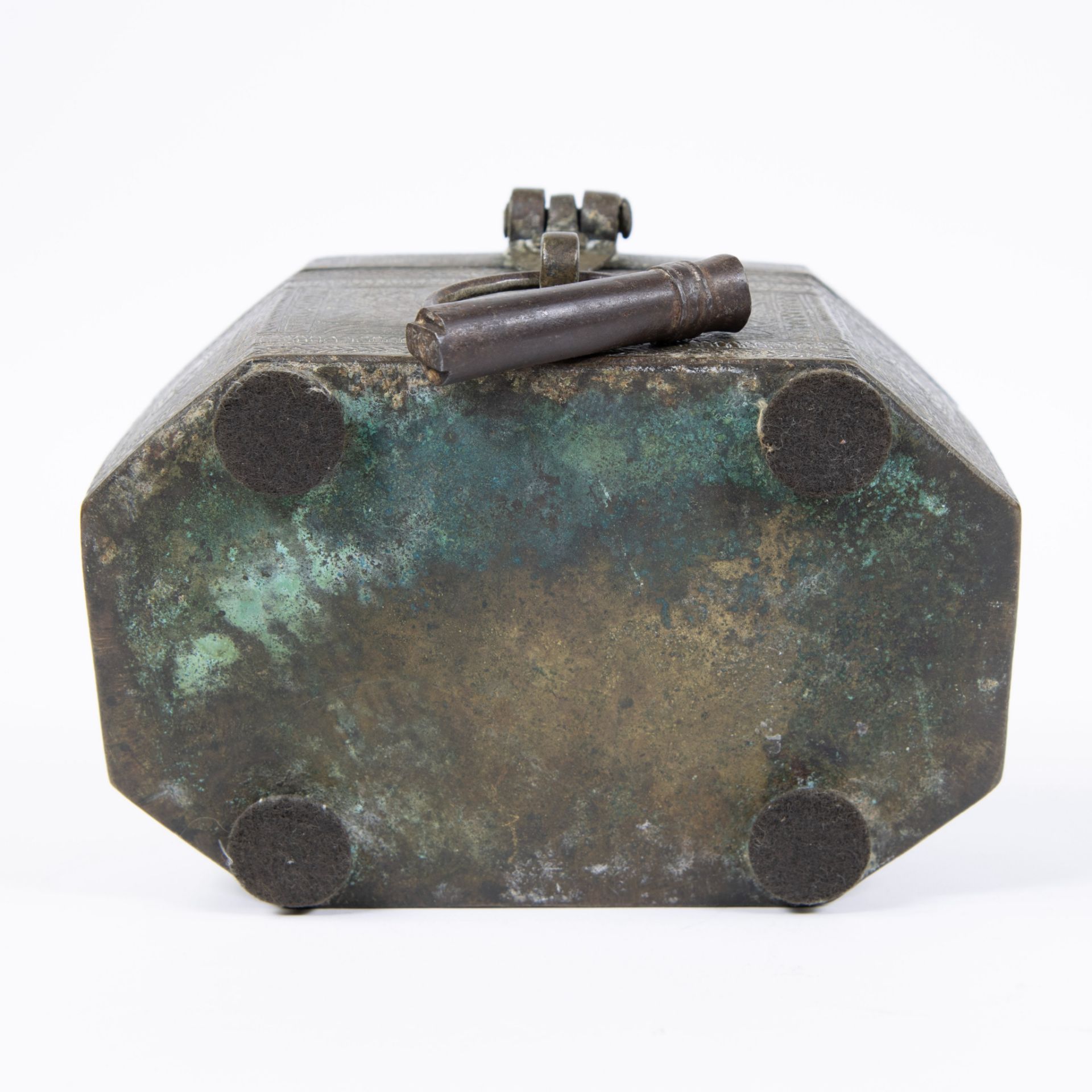 Antique jewelery case Baghdad, fully worked and hammered in bronze, with key - Image 5 of 5