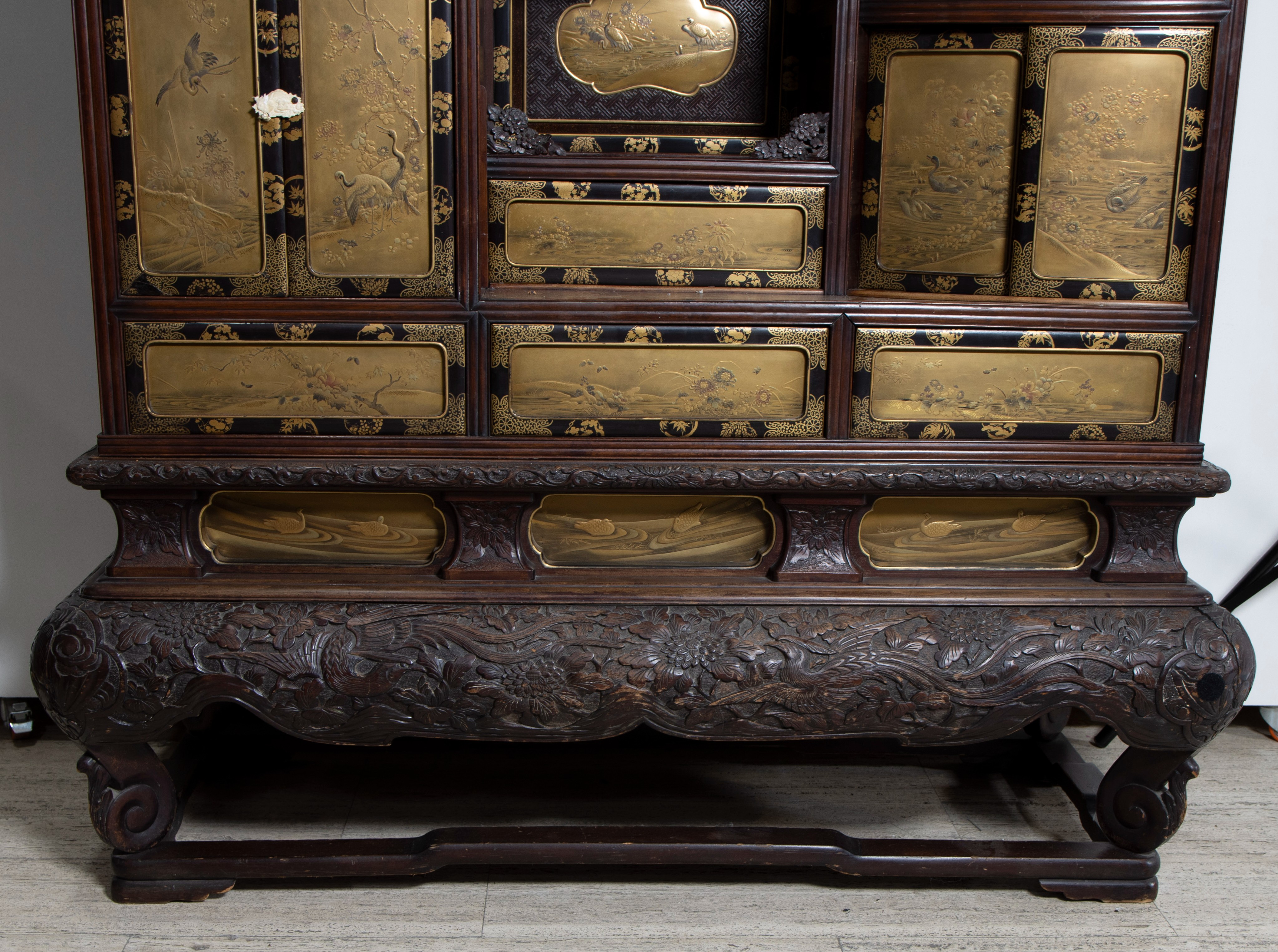 A superb large Shodana cabinet with gold lacquered panels and doors, with open carved crest and frie - Image 2 of 7