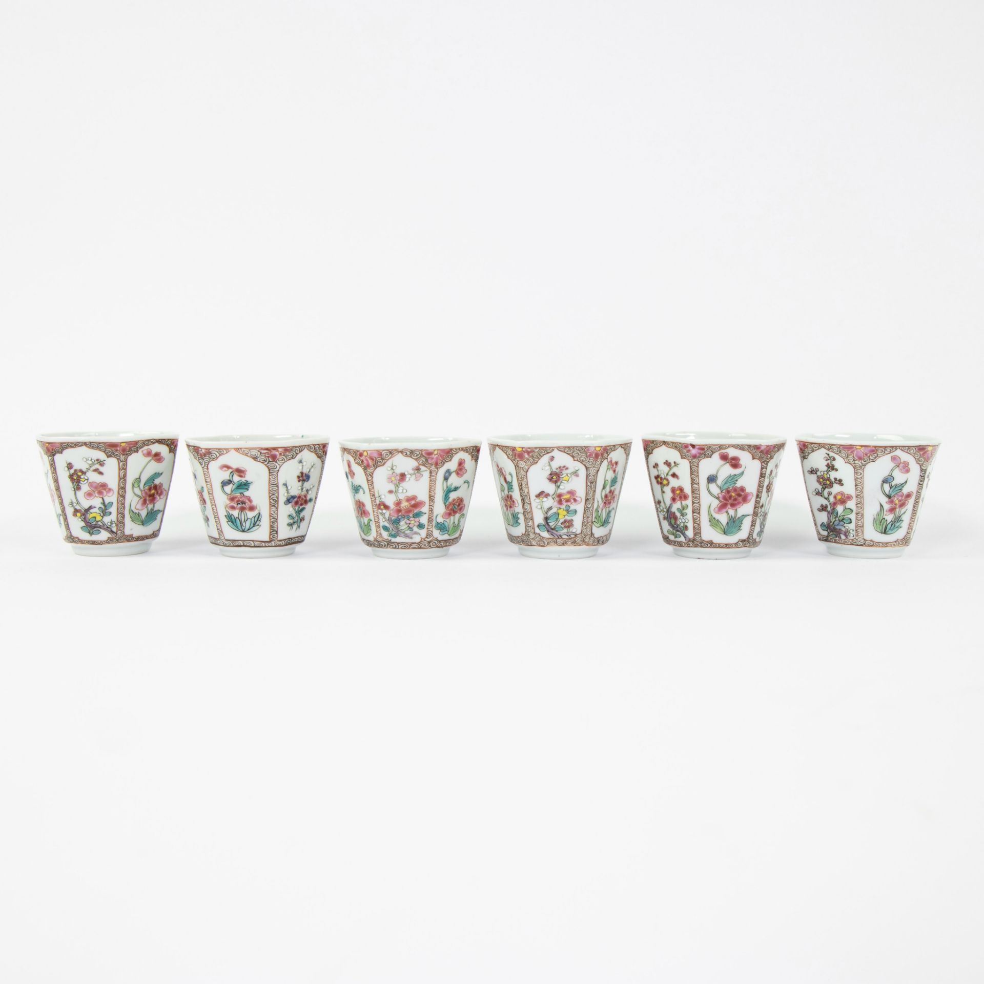 Set of six famille rose cups with their saucers and covers, decorated with flowers and blossom withi - Bild 8 aus 11