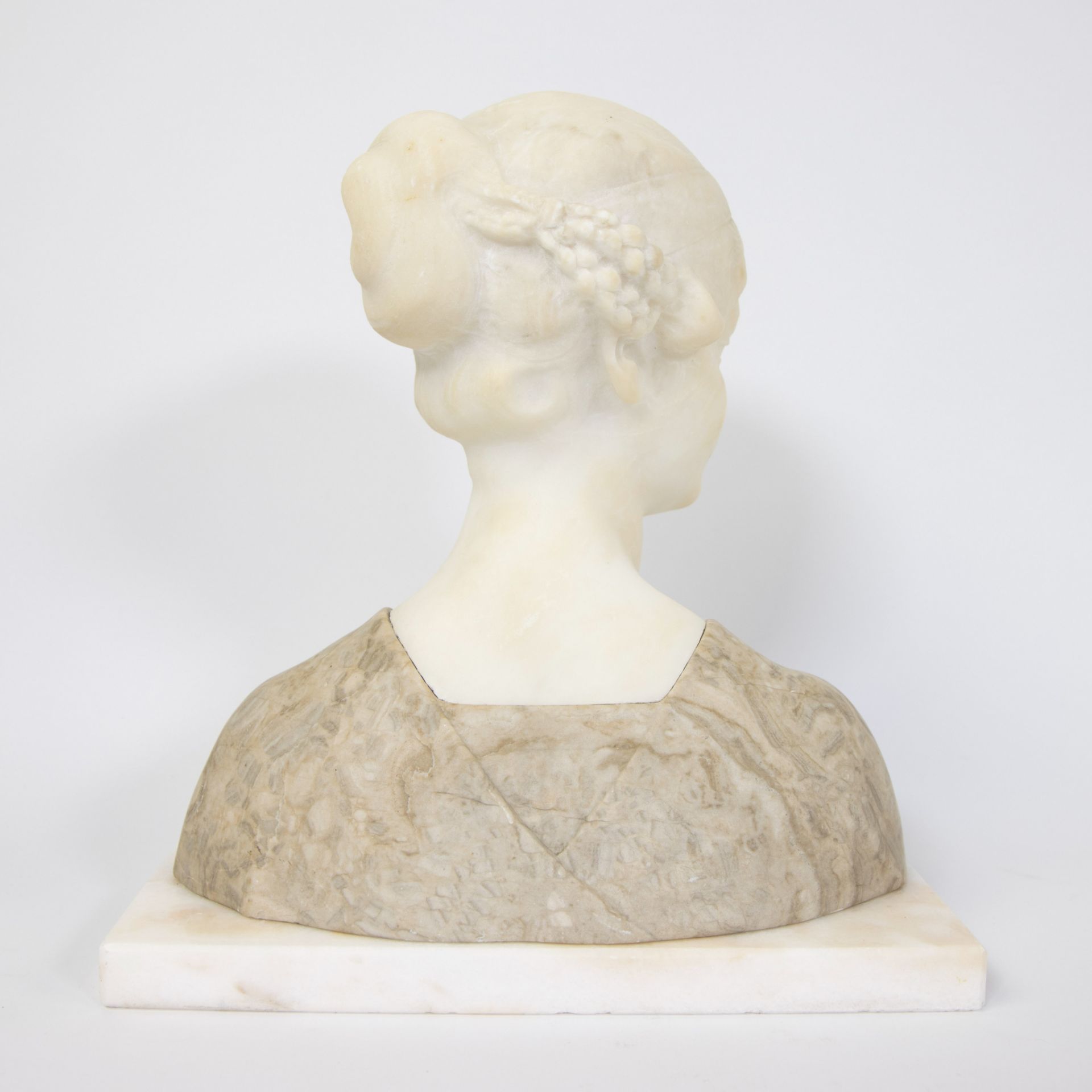 Women's bust in alabaster ca 1900 - Image 4 of 5