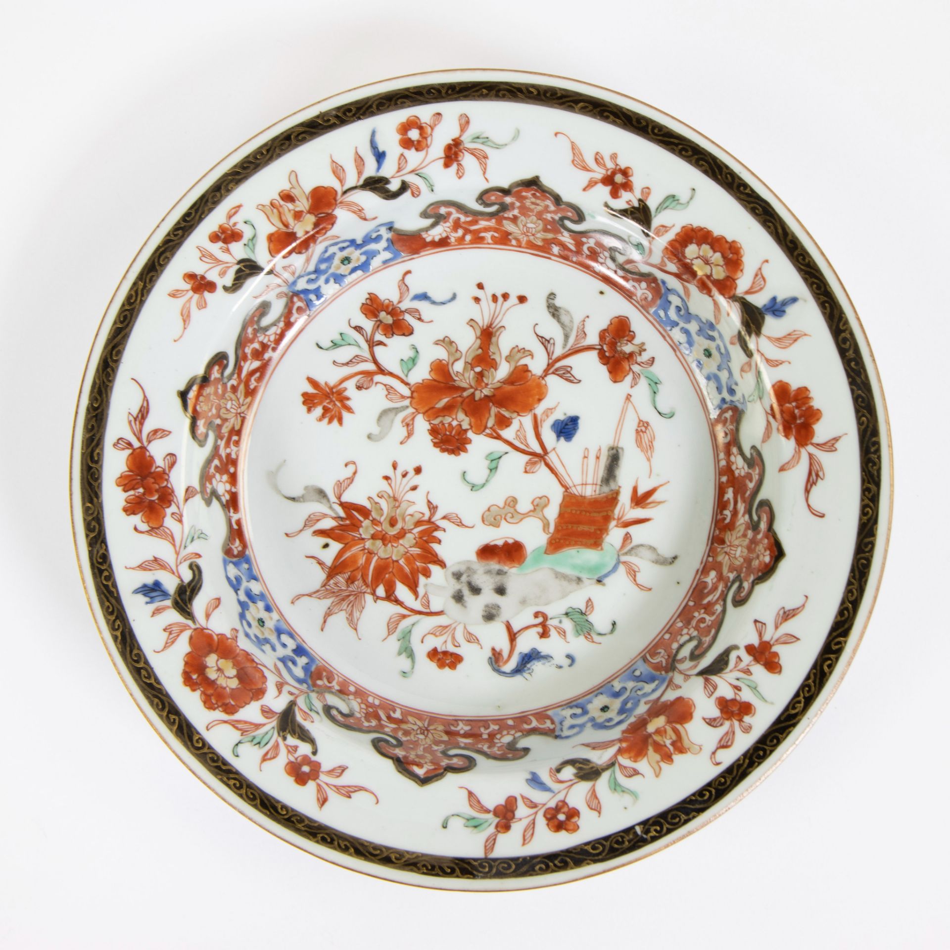 Two 18th century Chinese plates with floral decor, Qianlong period - Image 5 of 6