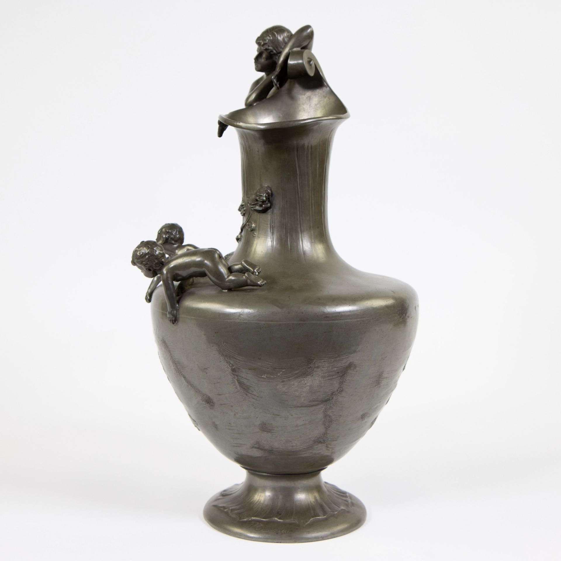 Pewter jug decorated with a dreaming girl and splened children, signed Moreau - Image 2 of 5