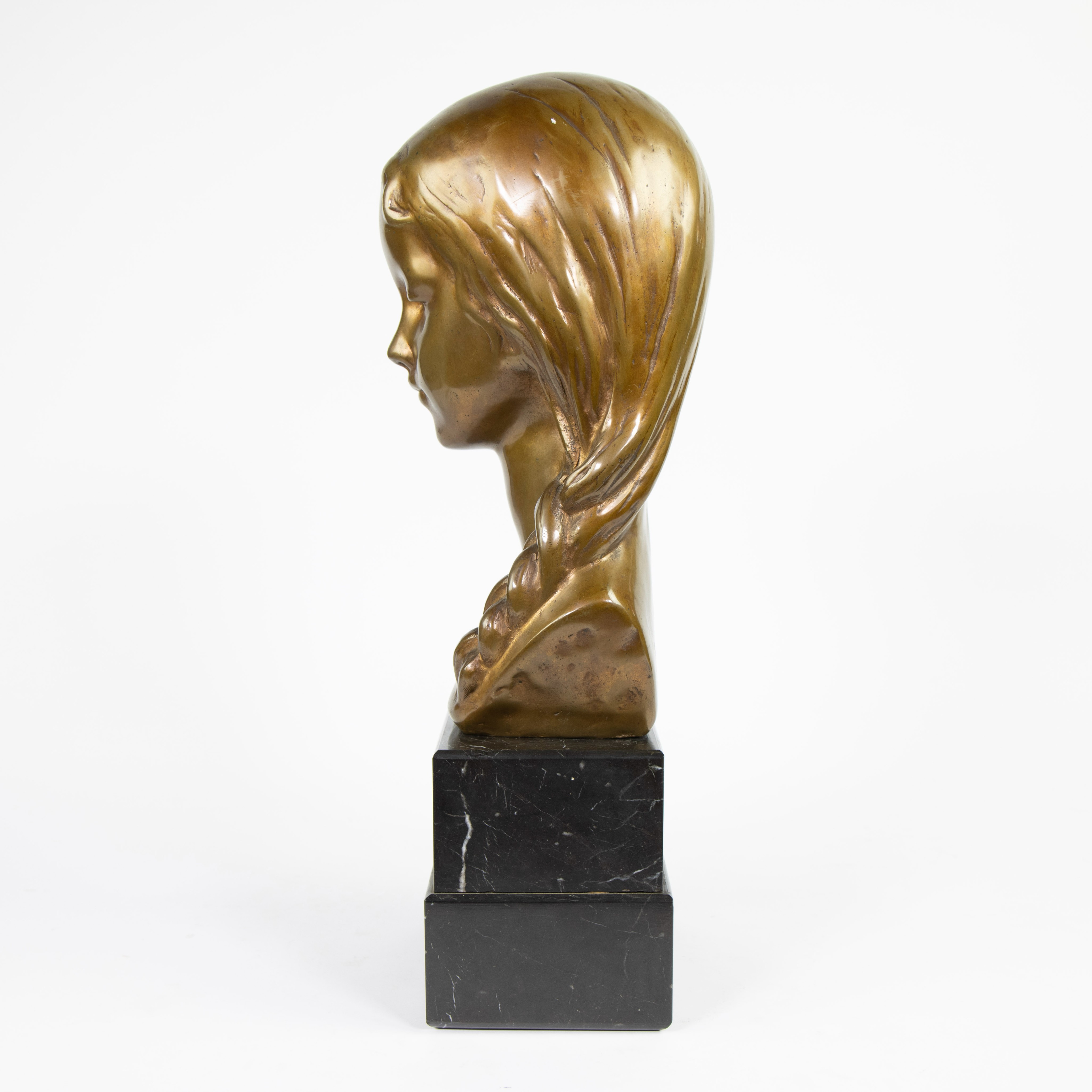 Bronze bust of a girl on marble base, signed H. VIETTI and dated 1943 - Image 2 of 5