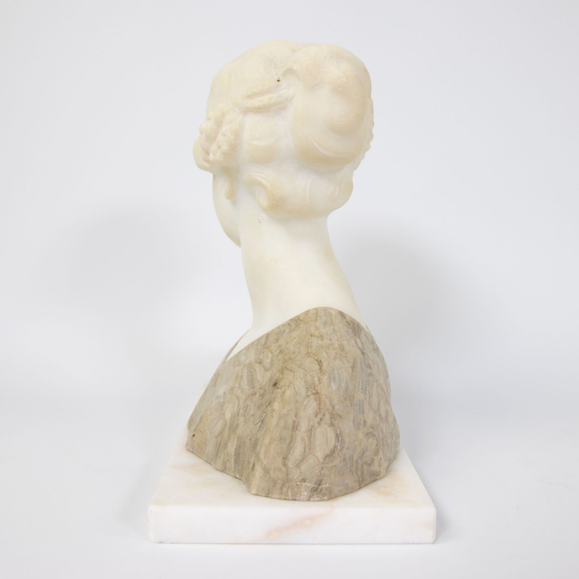 Women's bust in alabaster ca 1900 - Image 3 of 5