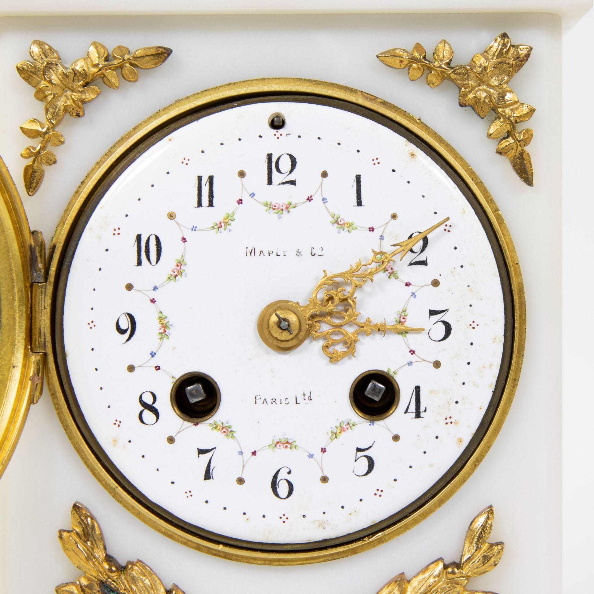 White marble clock with gilded bronze fittings, Louis XVI, dial signed Maple & Co Paris - Image 2 of 5