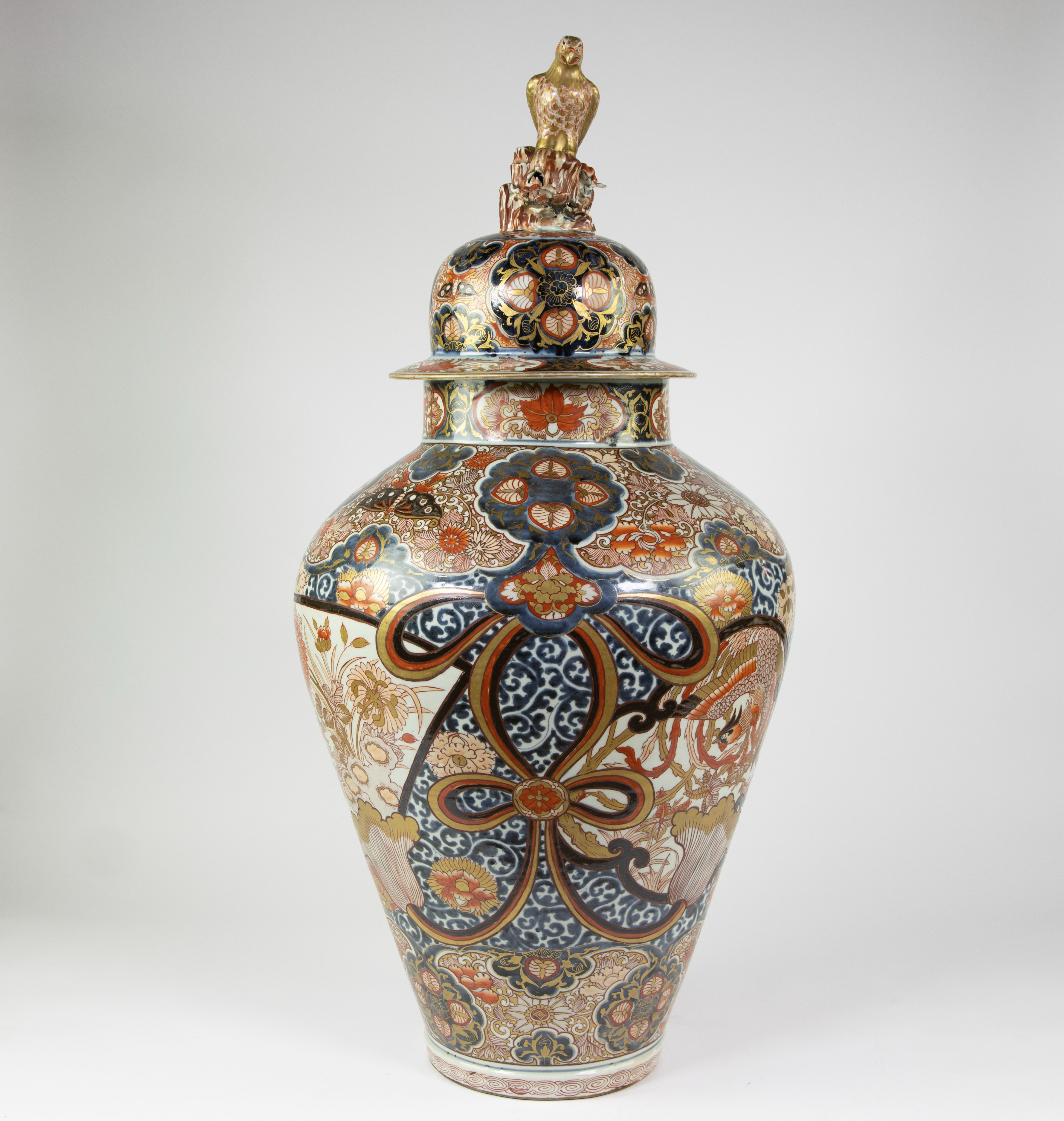 Very large Japanese porcelain jar and its cover, decorated imari enamels with phoenix, chrysanthemum - Image 8 of 12