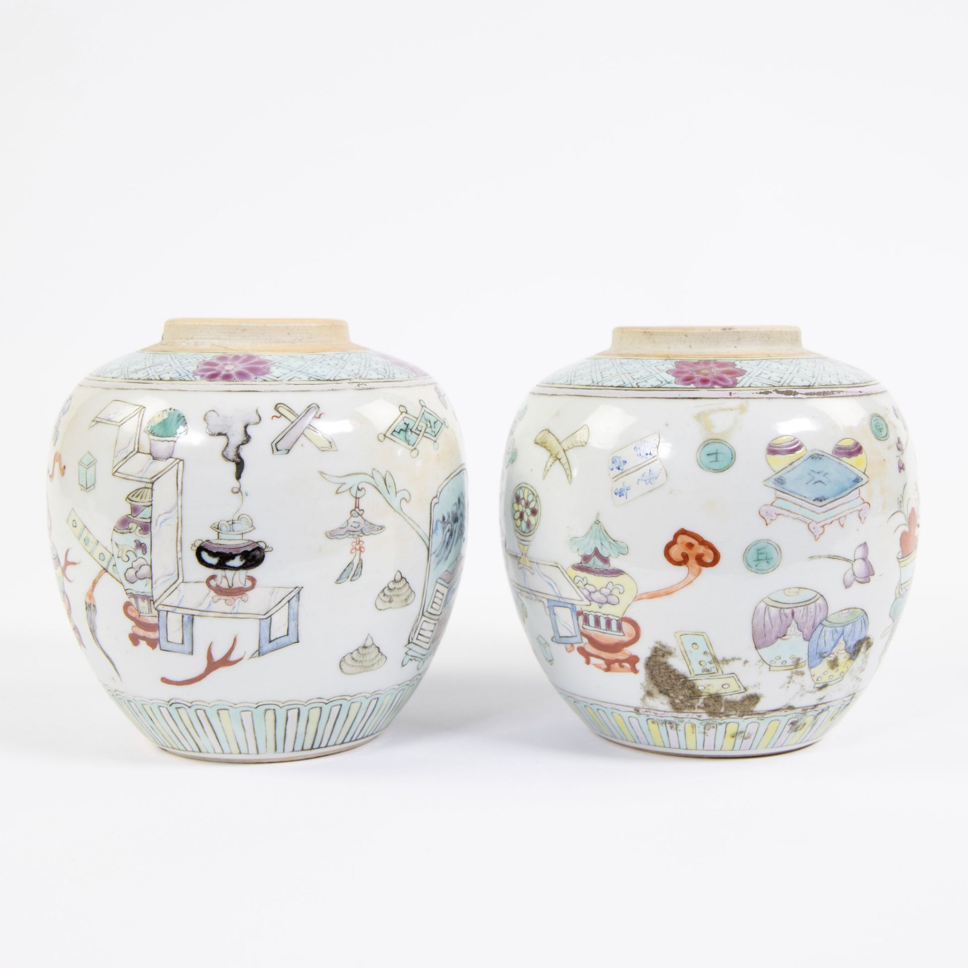 Two porcelain jars, decorated in famille rose enamels with prcious objects and auspicious symbols. M - Bild 2 aus 6