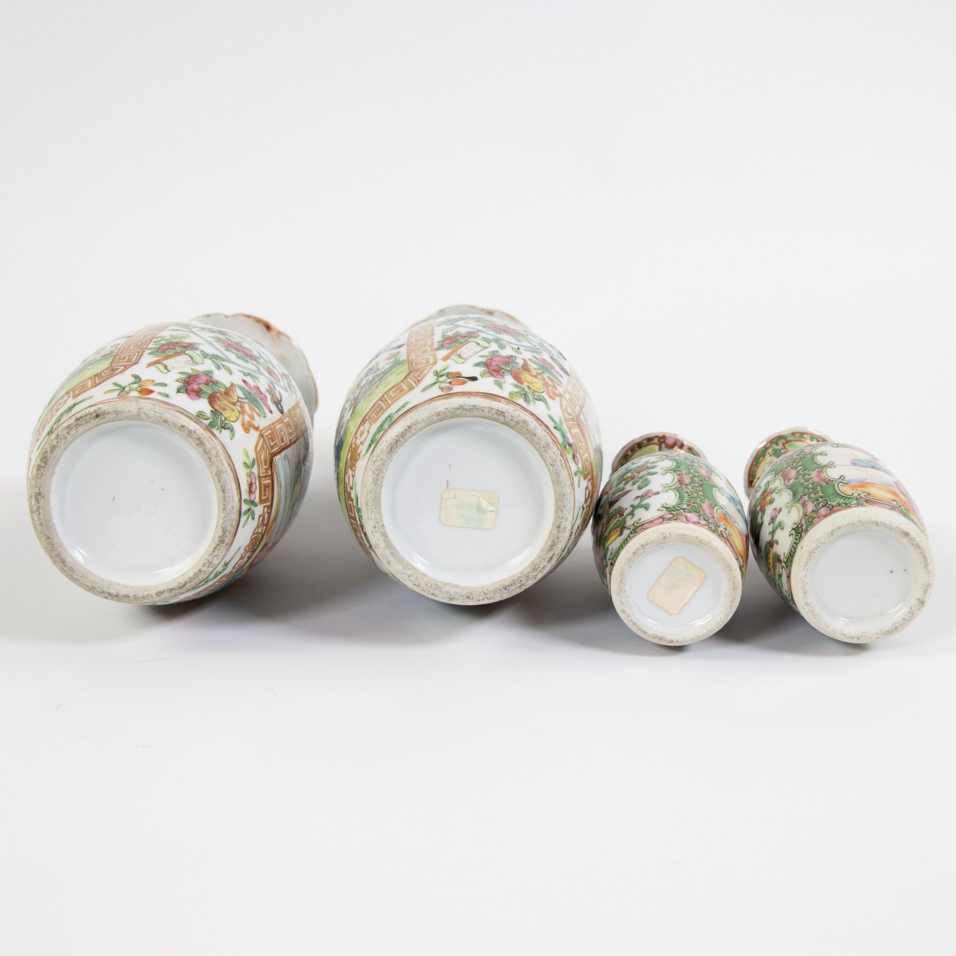 Two Canton porcelain vases and two smaller vases. Decorated in famille rose enamels enhanced with go - Bild 6 aus 6