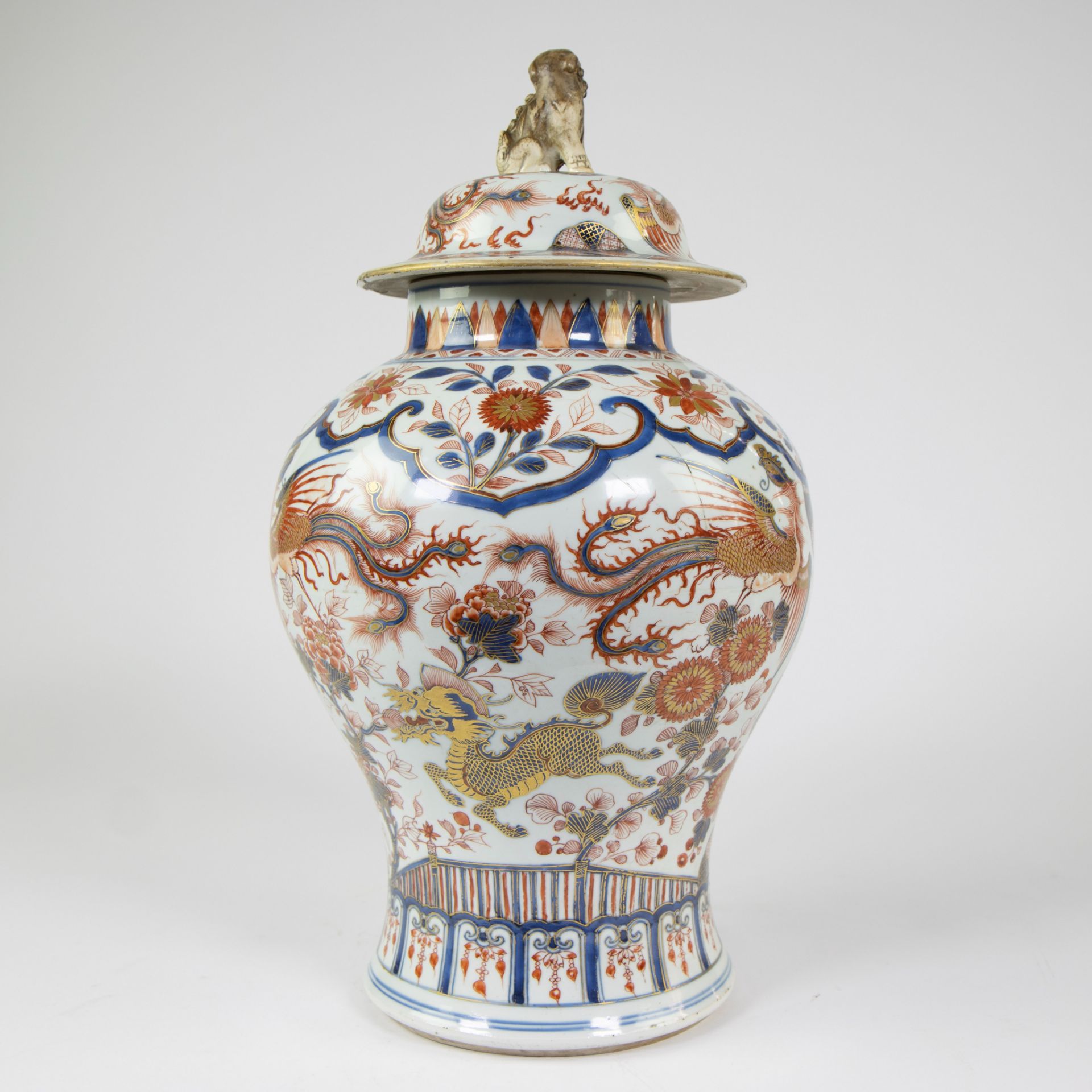 Chinese porcelain jar and its cover, decorated imari enamels, 18th century - Image 5 of 12