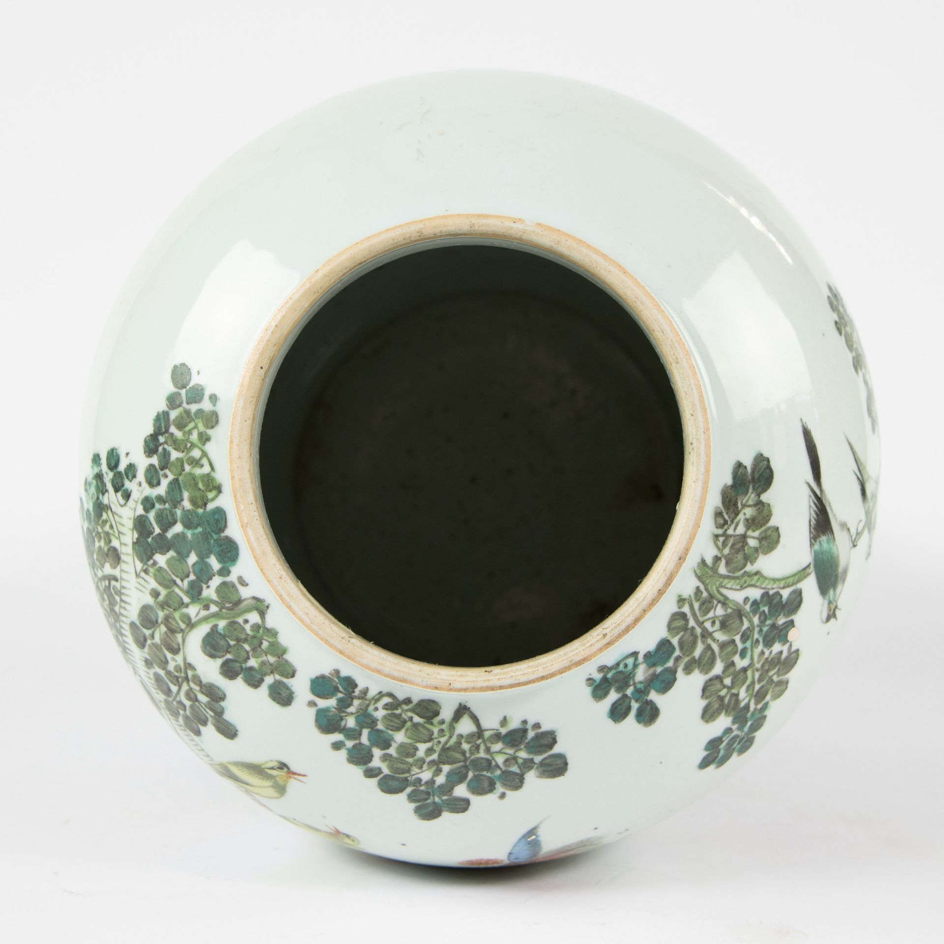 Chinese famille rose covered vase decorated with birds and flowers, 19th C - Image 12 of 13