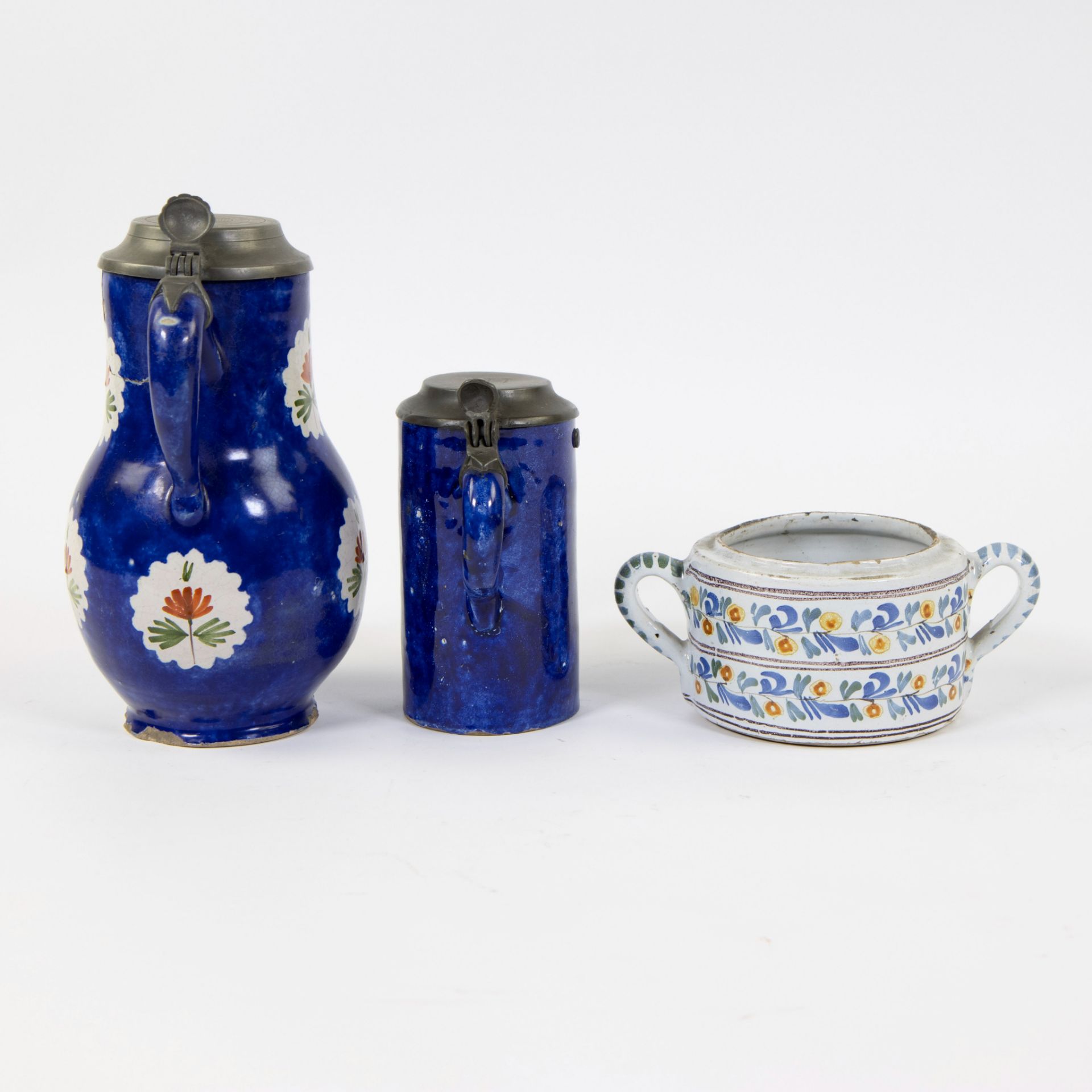 Collection of Brussels faience, 2 jugs, butter pot and plate - Image 3 of 5